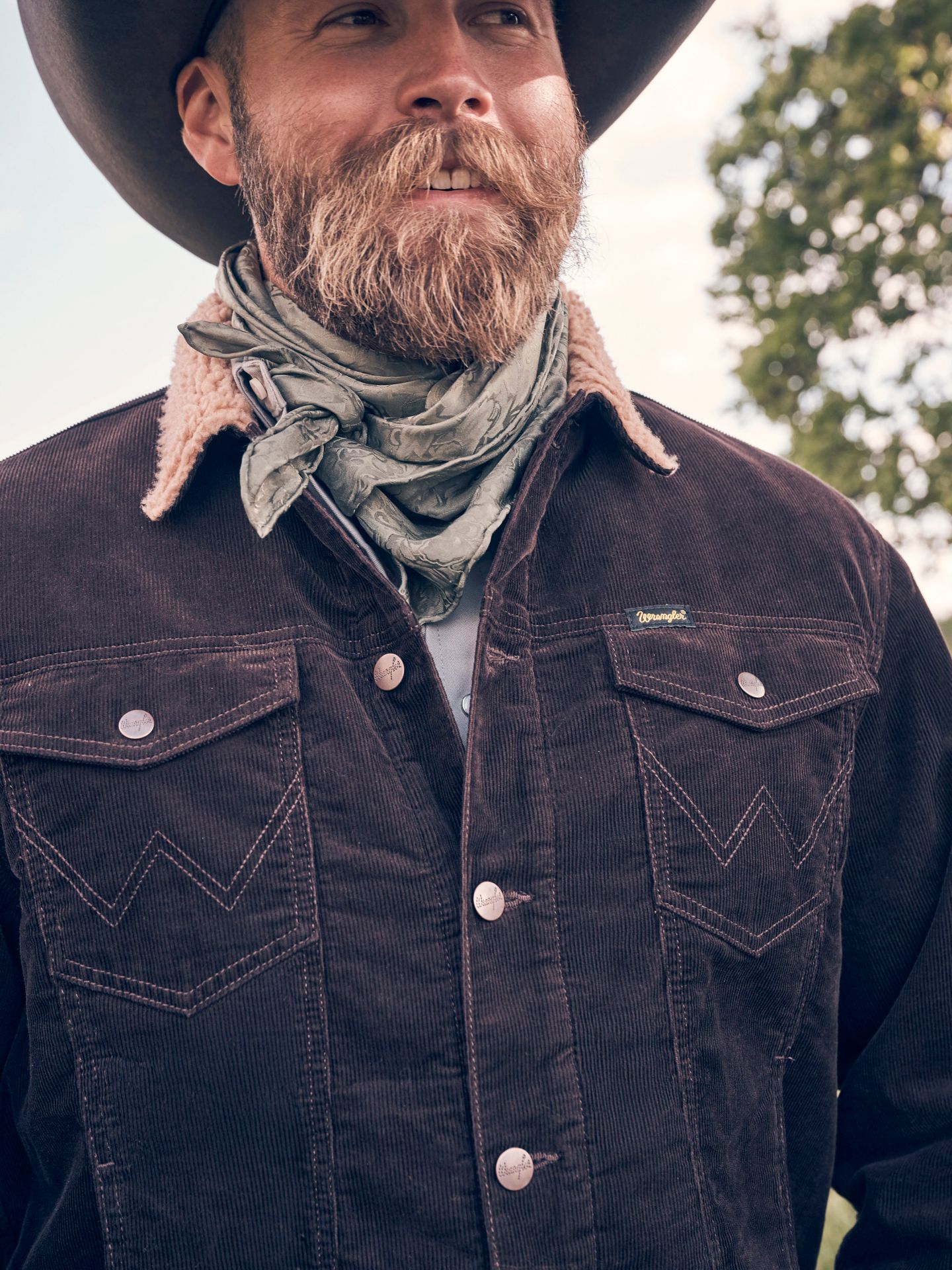 Мужская куртка Wrangler Cowboy Cut® Sherpa Lined Corduroy, цвет: Чёрный кофейный — фото 9