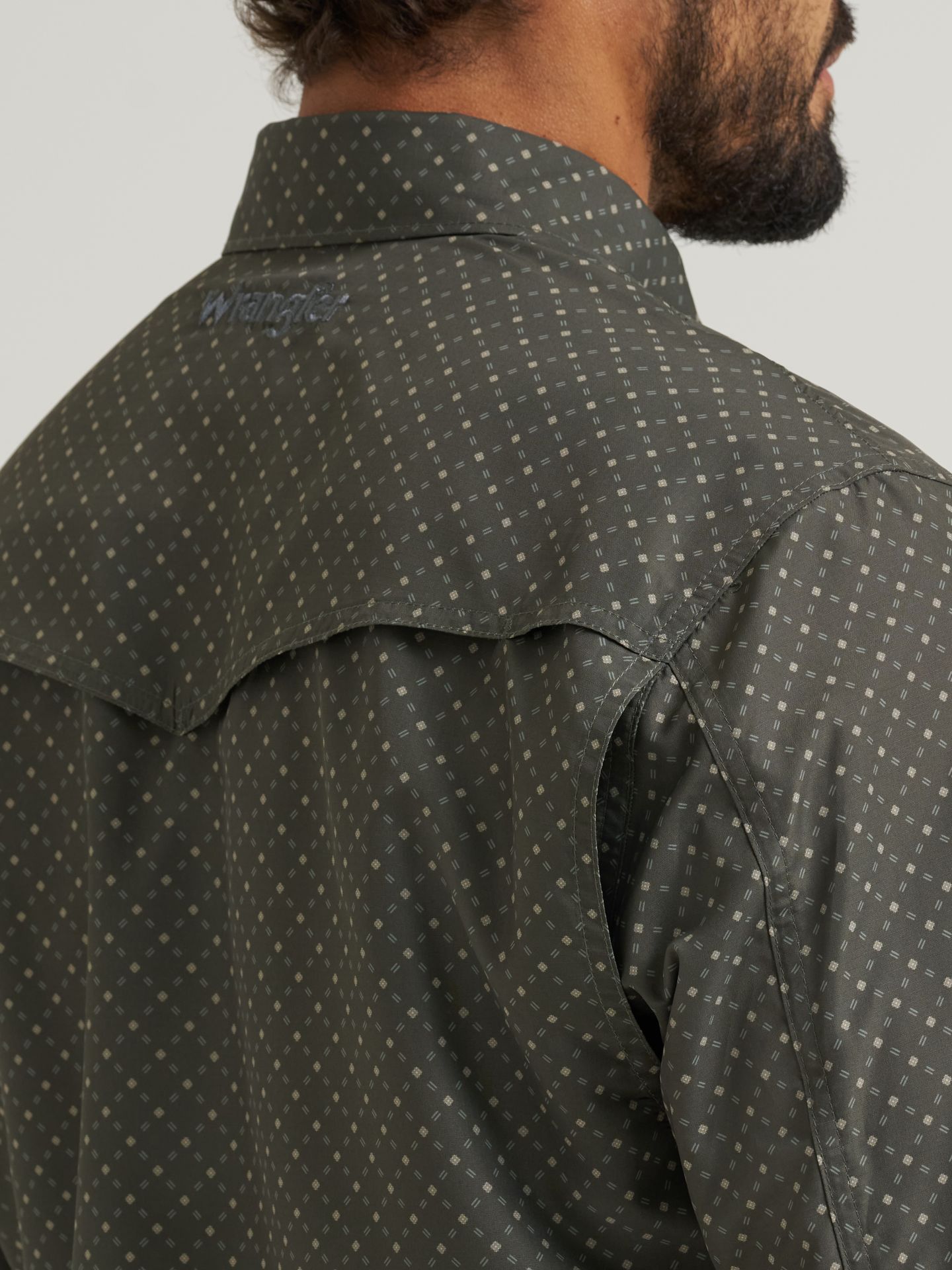Мужская рубашка Wrangler All Terrain Gear Performance Print, цвет: Deep Depth — фото 5