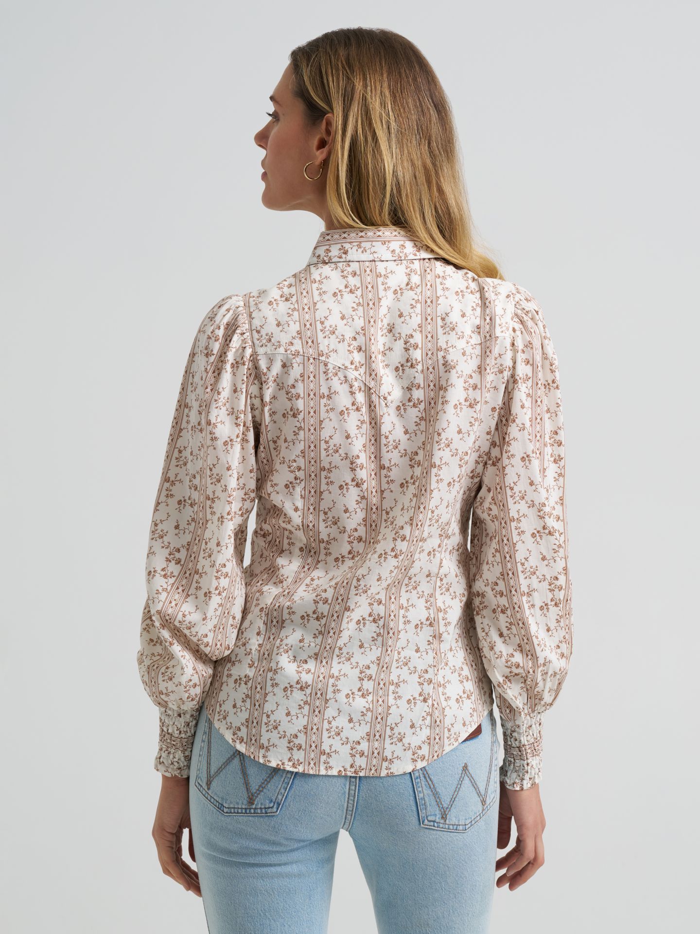 Женская блузка Wrangler Smocked Sleeve Western Snap, цвет: Белый — фото 4