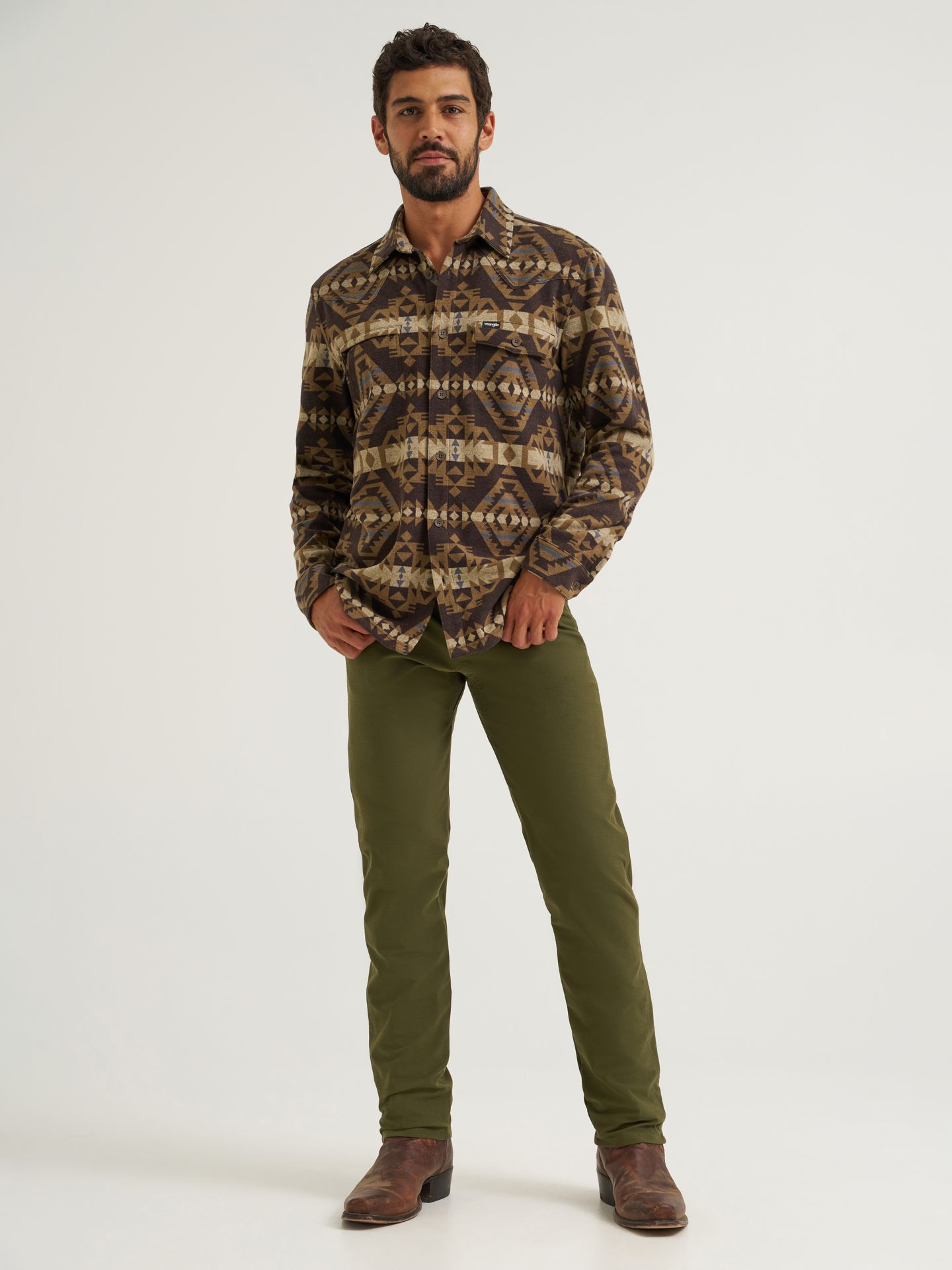 Мужские брюки Wrangler All Terrain Gear Techno Knit 5 Pocket, цвет: Оливковый ночной — фото 1