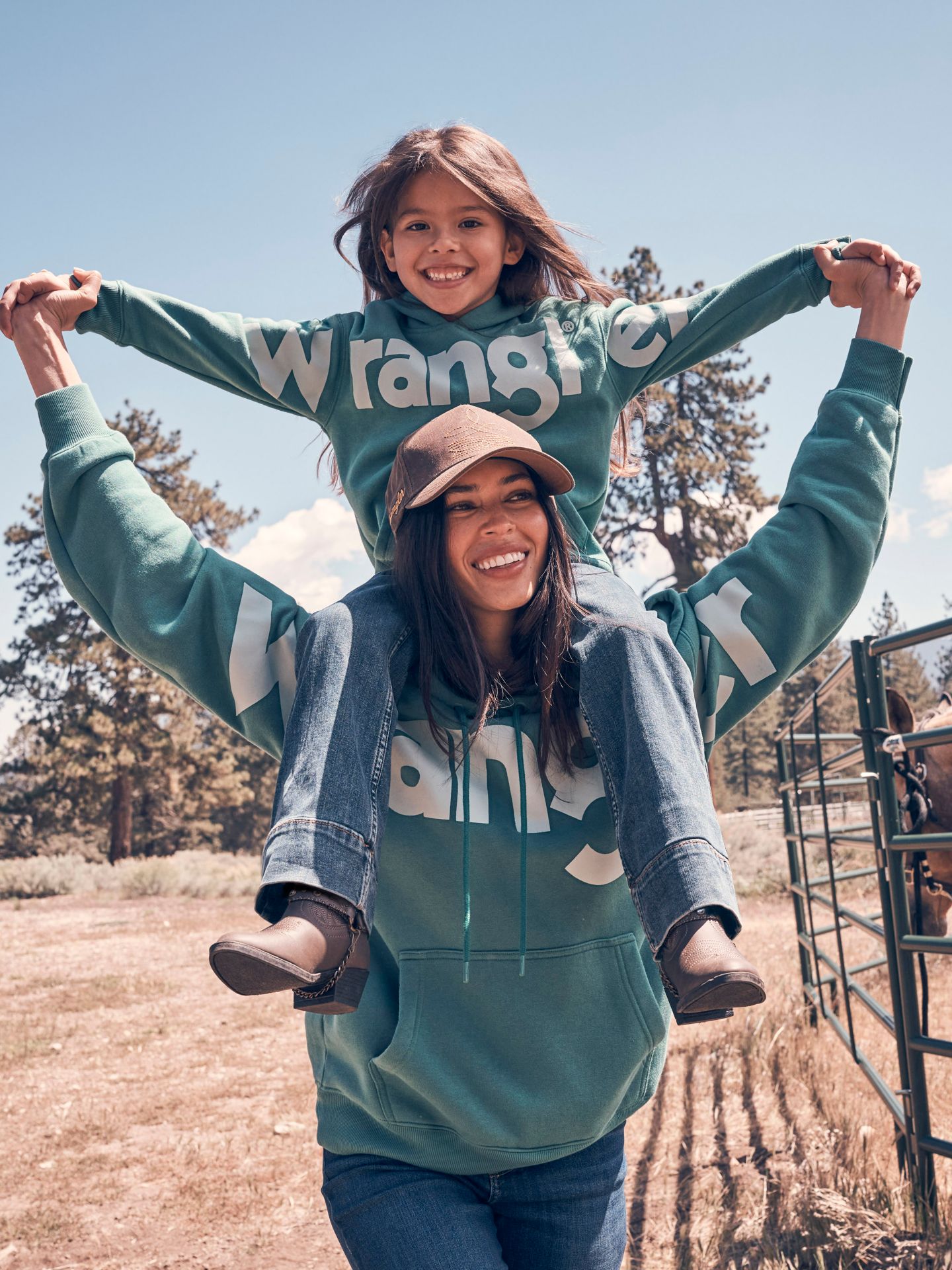 Худи Wrangler Wide Open Spaces Logo для девочек, цвет: Бирюзовый — фото 1