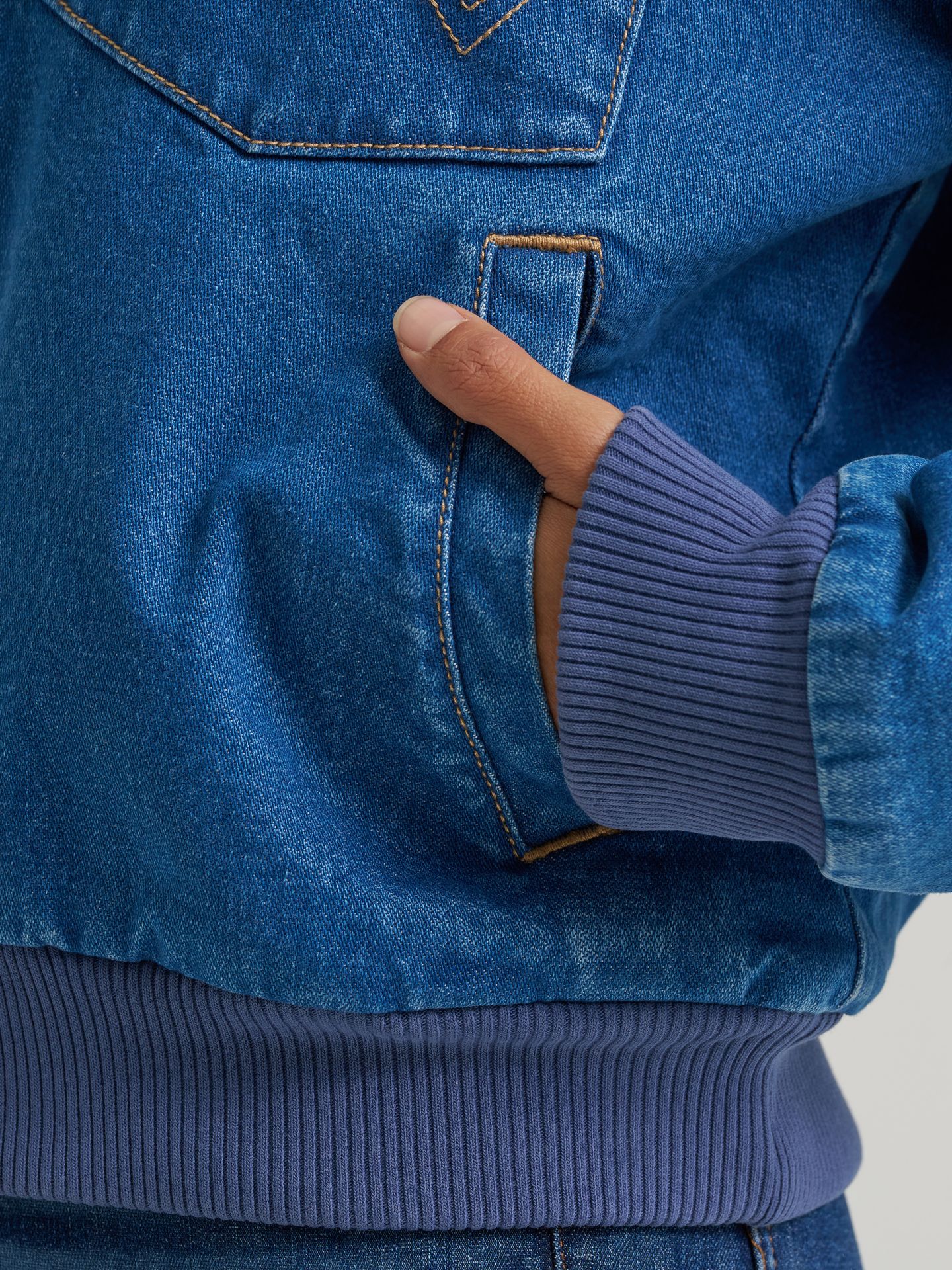 Женская куртка Wrangler Denim Sherpa-Lined Bomber, цвет: Джинсовый — фото 5