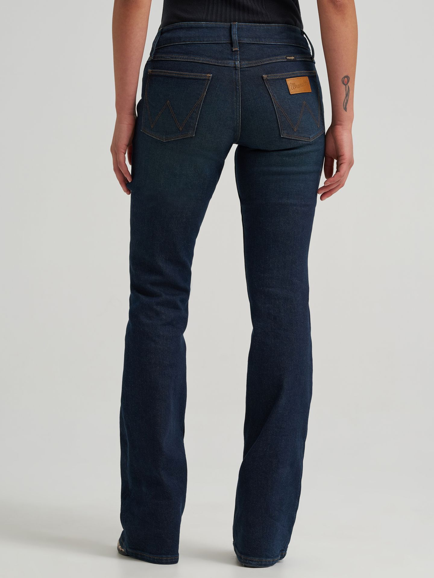 Женские джинсы Wrangler Low Rise Bootcut, цвет: Scorpion — фото 2