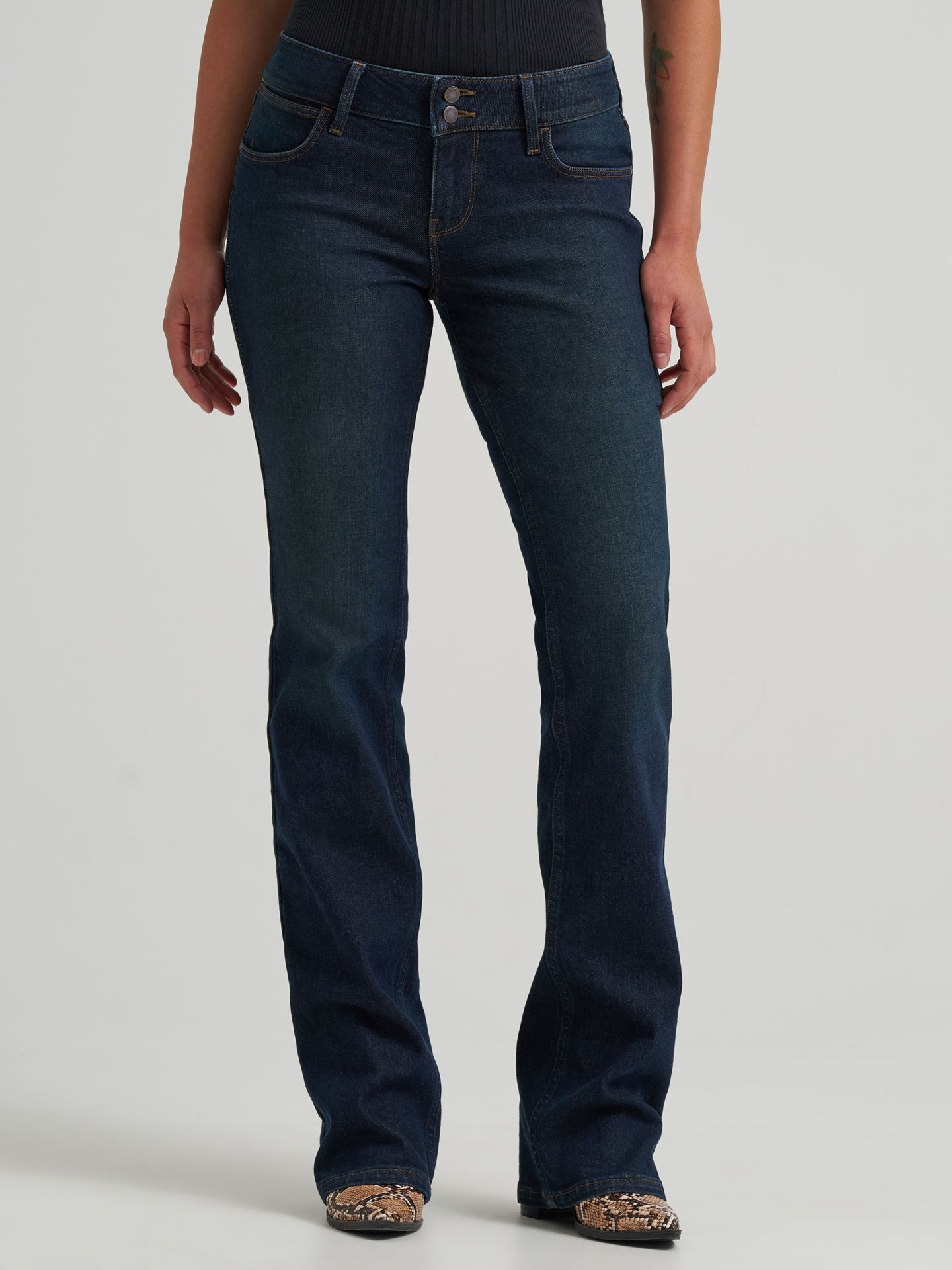 Женские джинсы Wrangler Low Rise Bootcut, цвет: Scorpion — фото 3