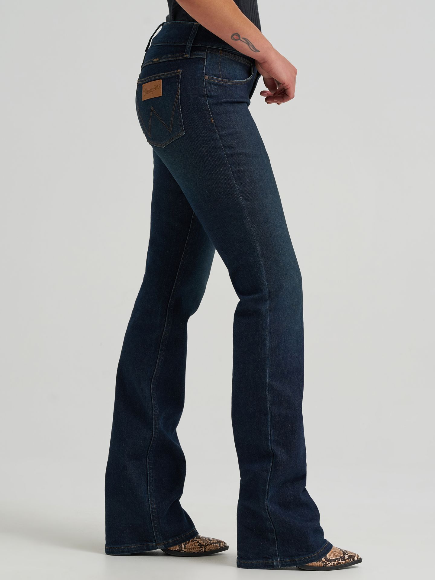 Женские джинсы Wrangler Low Rise Bootcut, цвет: Scorpion — фото 4