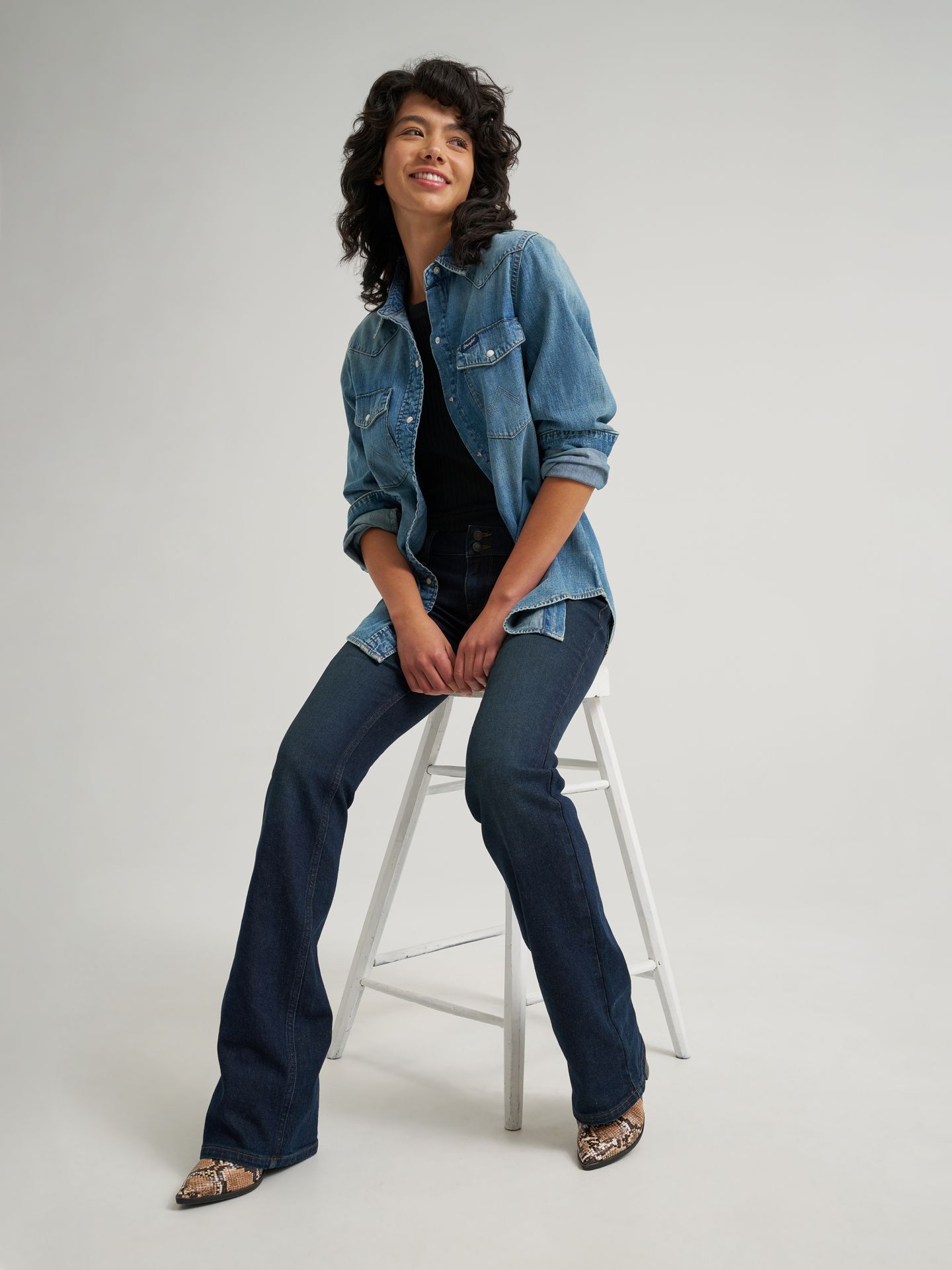 Женские джинсы Wrangler Low Rise Bootcut, цвет: Scorpion — фото 5