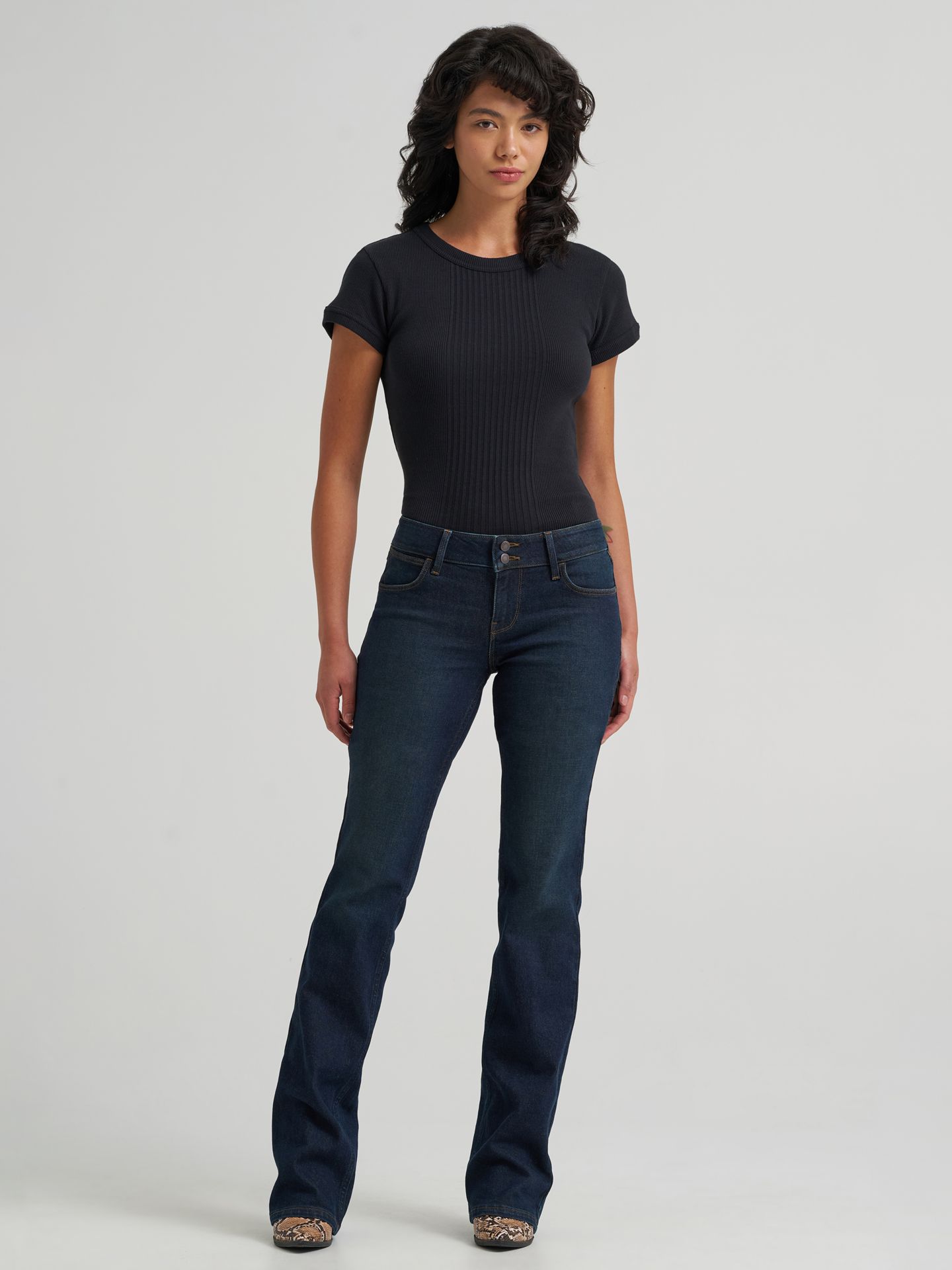 Женские джинсы Wrangler Low Rise Bootcut, цвет: Scorpion — фото 1