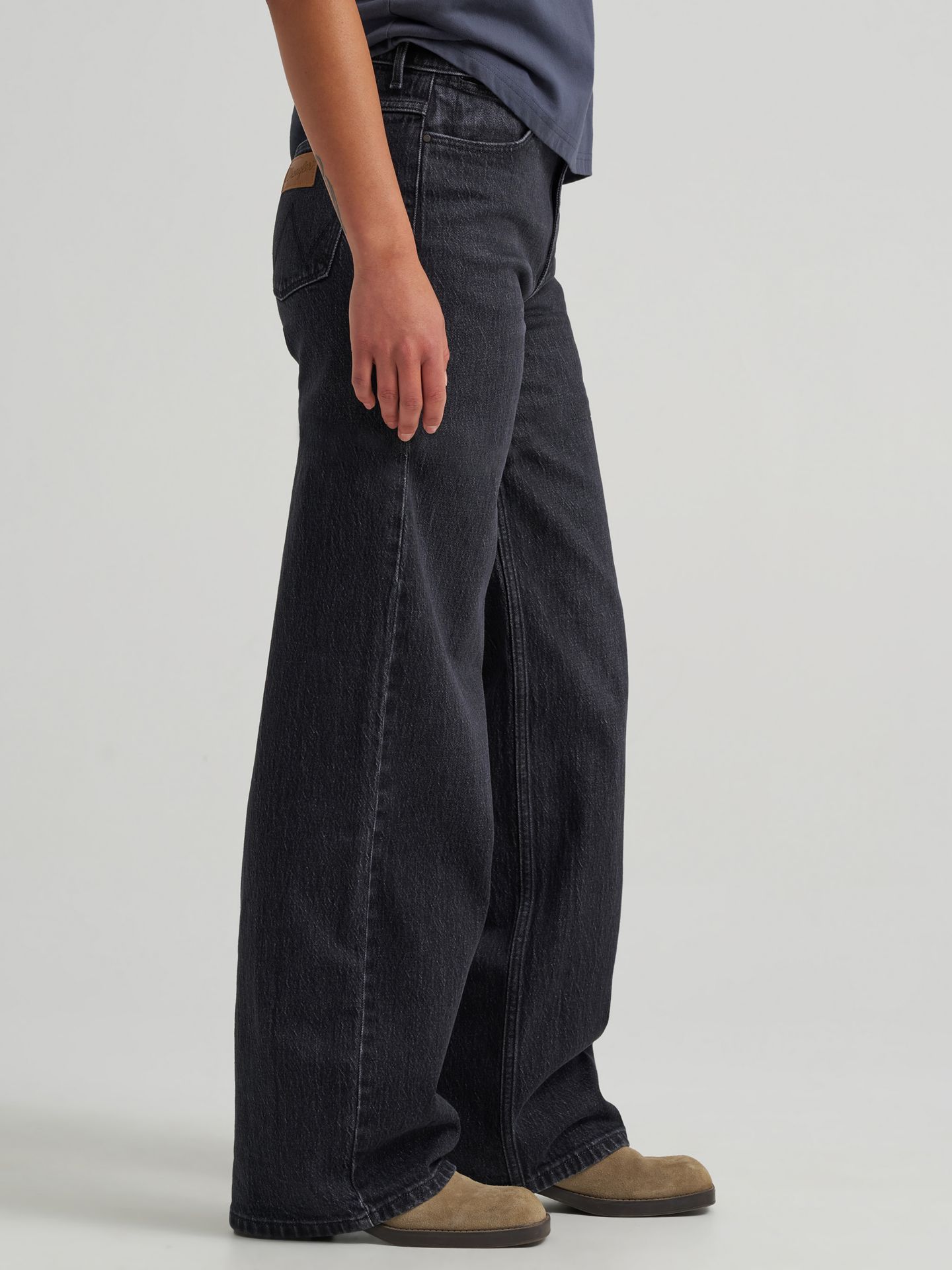 Женские джинсы Wrangler Loose Straight, цвет: Тёмный небесно-голубой — фото 4