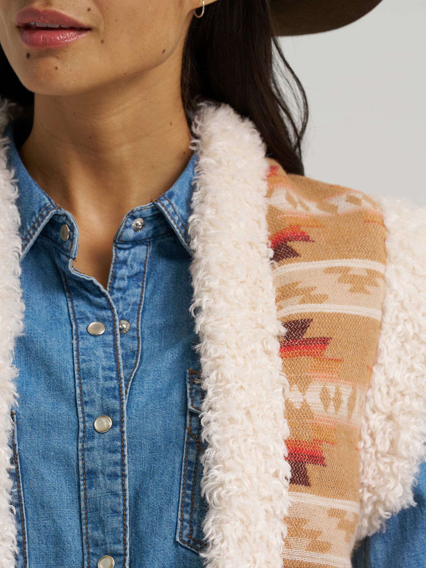 Женский жилет Wrangler Sherpa Lined Jacquard, цвет: Рыжевато-коричневый — фото 4