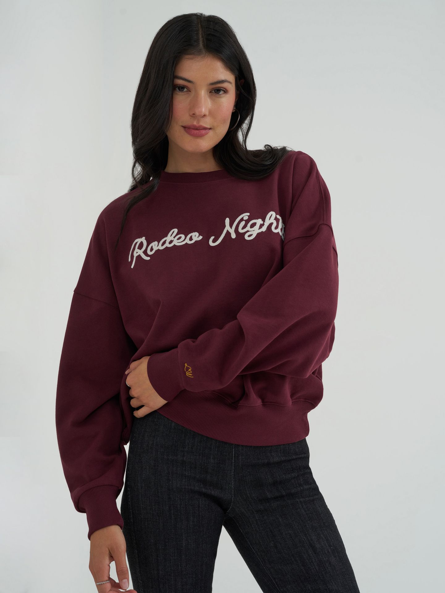 Женские толстовки Lainey Wilson x Wrangler Rodeo Nights, цвет: Бордовый — фото 2