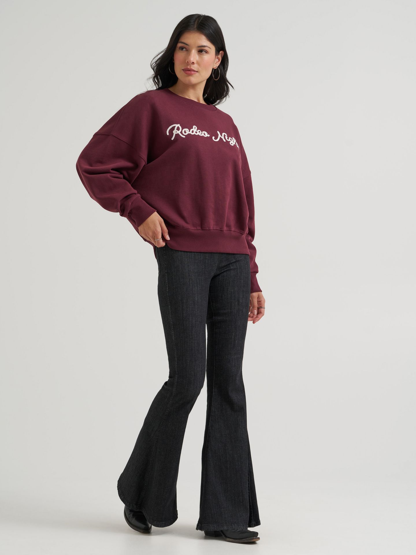 Женские толстовки Lainey Wilson x Wrangler Rodeo Nights, цвет: Бордовый — фото 3