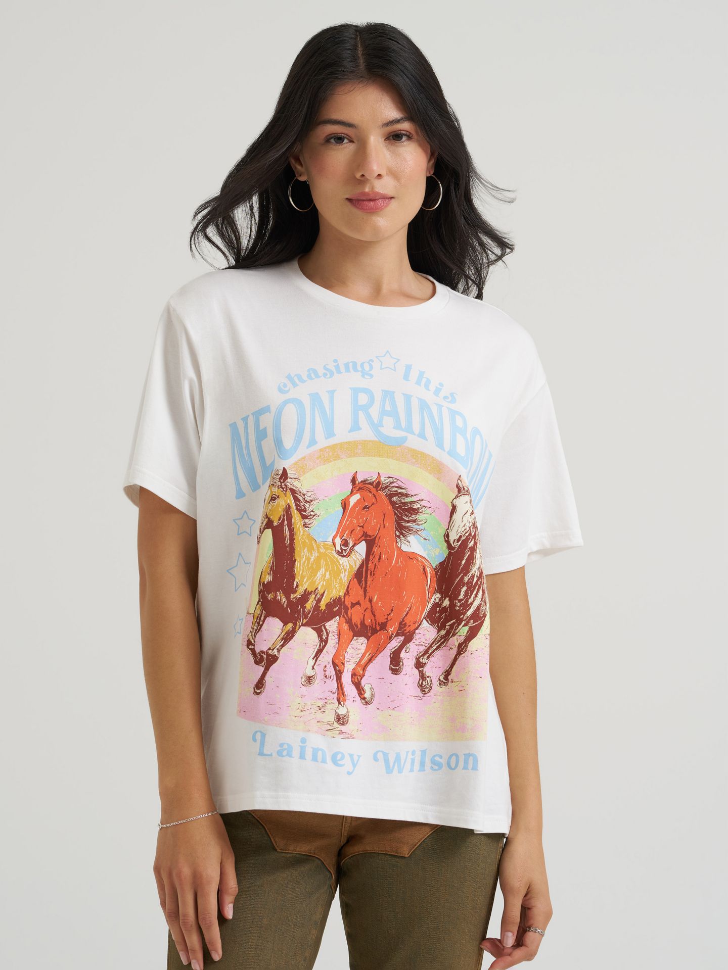 Женские футболки Lainey Wilson x Wrangler Neon Rainbow Girlfriend, цвет: Белый — фото 2