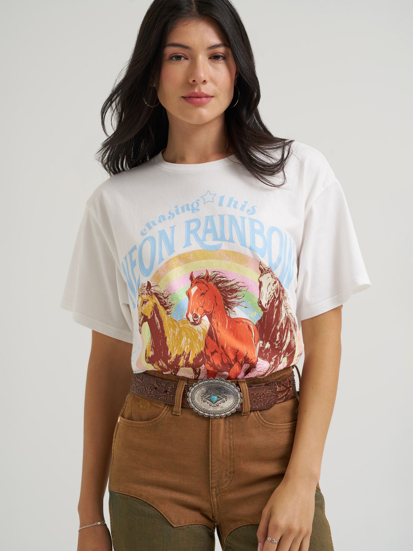 Женские футболки Lainey Wilson x Wrangler Neon Rainbow Girlfriend, цвет: Белый — фото 4