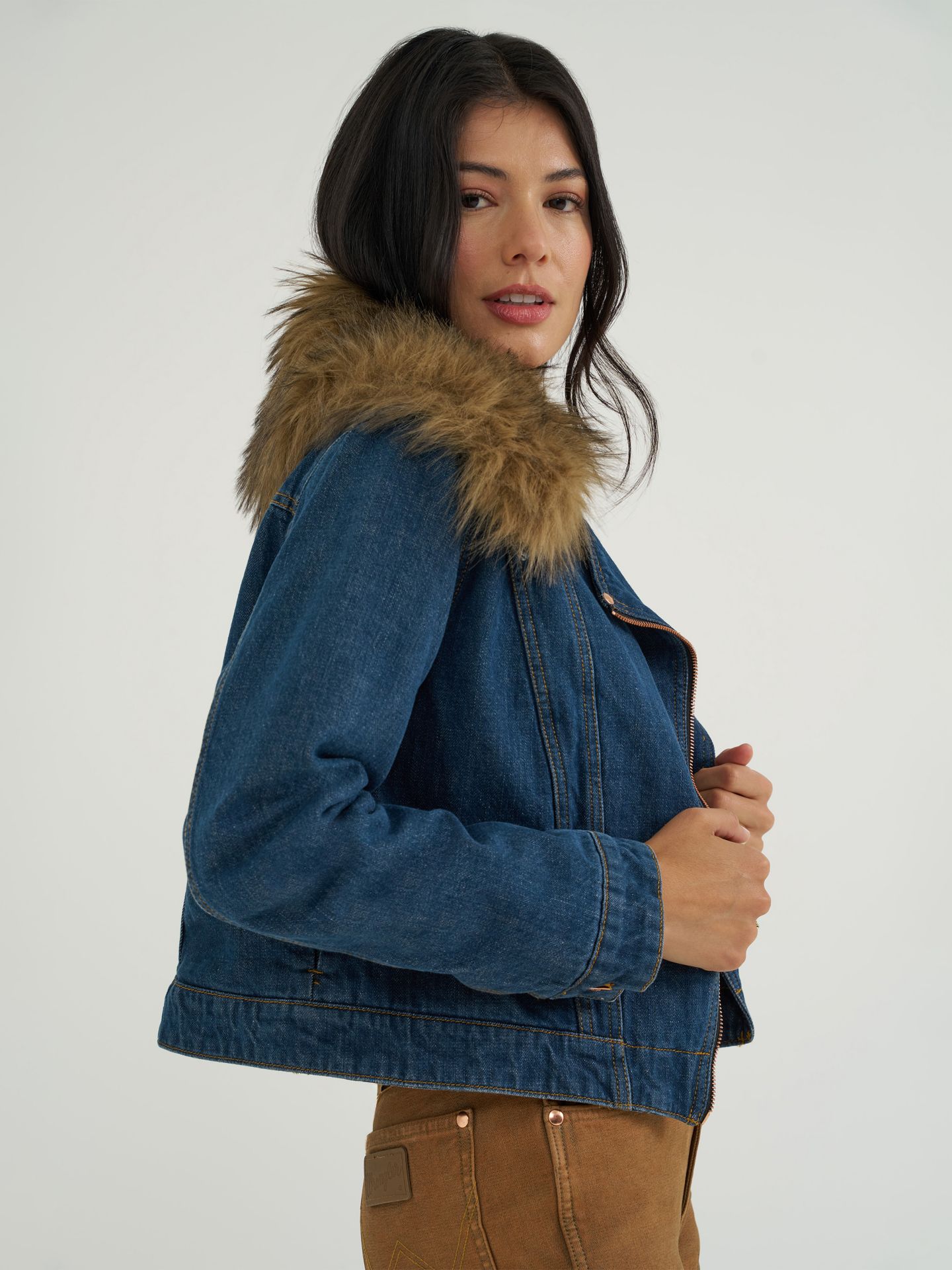 Женские куртки Lainey Wilson x Wrangler Denim Moto, цвет: Джинсовый — фото 4
