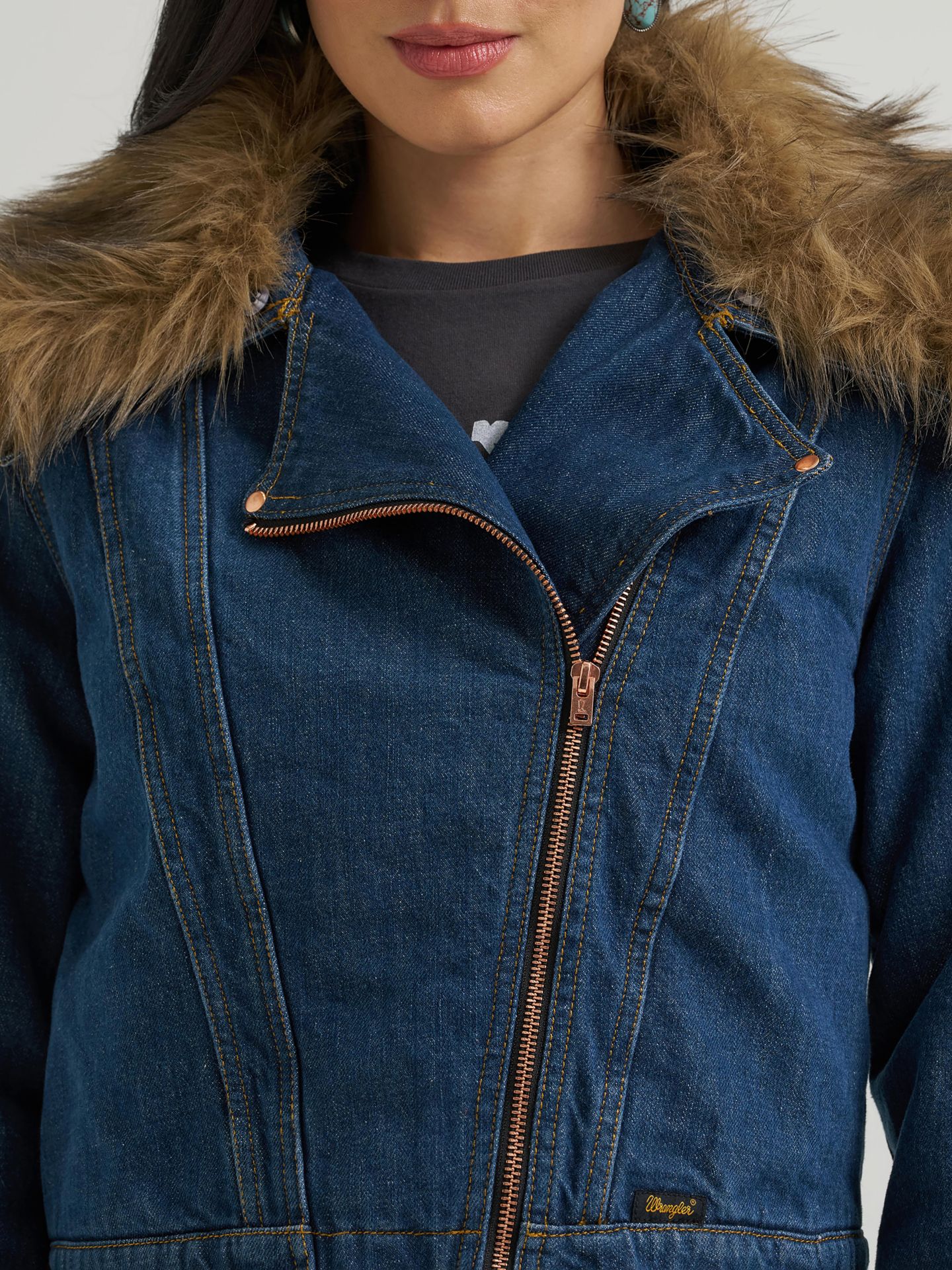 Женские куртки Lainey Wilson x Wrangler Denim Moto, цвет: Джинсовый — фото 6