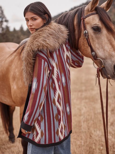 Женские свитеры Lainey Wilson x Wrangler Faux Fur Collar, цвет: С принтом