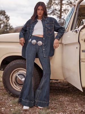 Lainey Wilson x Wrangler Boyfriend Denim Shirt in Sandrider