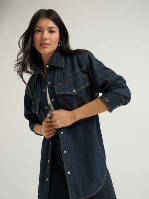 Lainey Wilson x Wrangler Boyfriend Denim Shirt in Sandrider