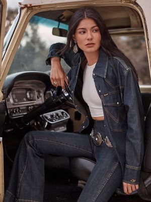 Lainey Wilson x Wrangler Boyfriend Denim Shirt in Sandrider