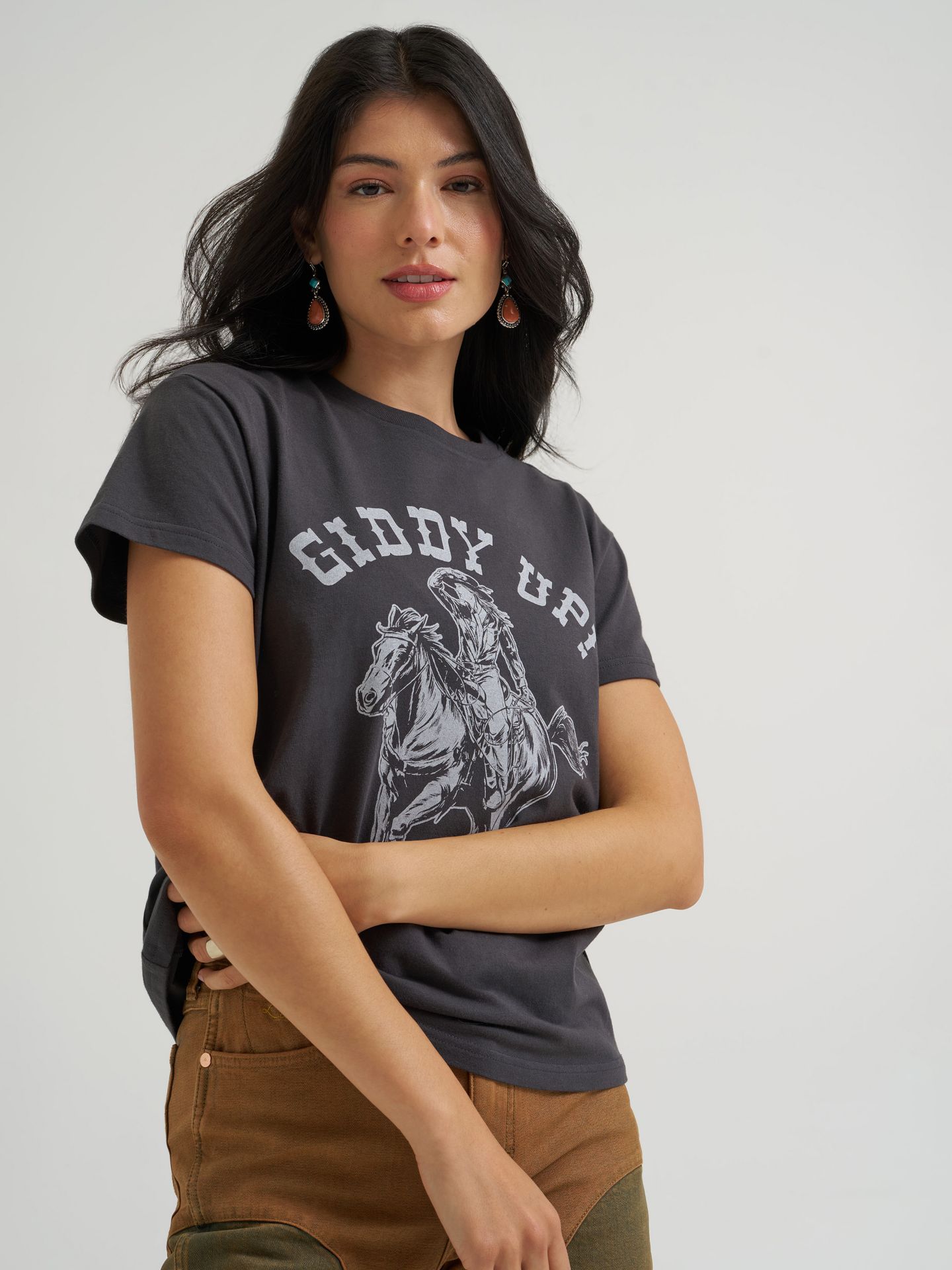 Женские футболки Lainey Wilson x Wrangler Retro Reg Giddy Up, цвет: Чёрный — фото 1