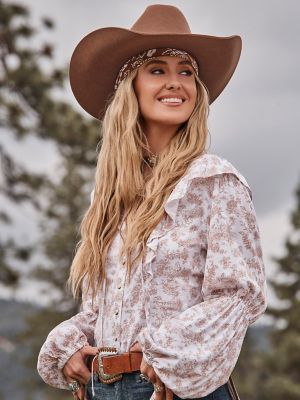 Lainey Wilson x Wrangler Folk Floral Blouse in Folk Floral