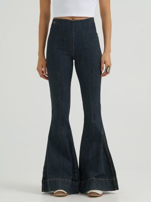 Lainey Wilson x Wrangler Pintuck Pull On Bell Bottoms in Sandrider