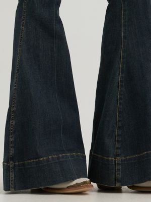 Lainey Wilson x Wrangler Pintuck Pull On Bell Bottoms in Sandrider