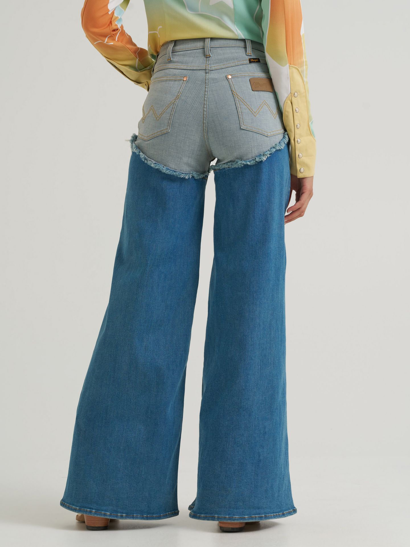 Женские джинсы Lainey Wilson x Wrangler Pieced Chaps Cheeky Wide Leg, цвет: Синий — фото 4