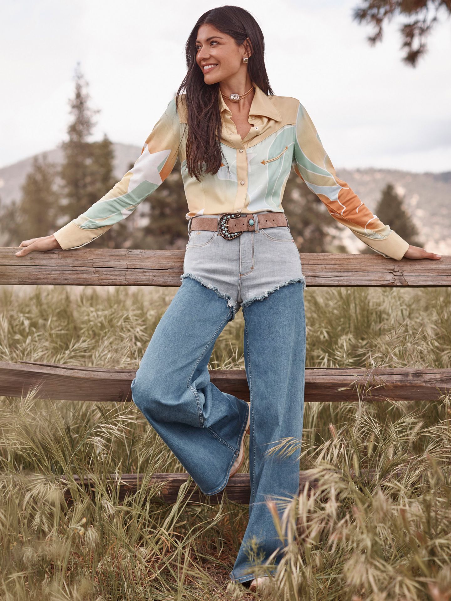 Женские джинсы Lainey Wilson x Wrangler Pieced Chaps Cheeky Wide Leg, цвет: Синий — фото 1