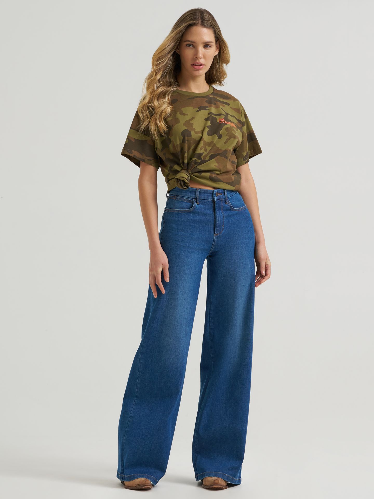 Женская футболка Wrangler Cowboy Camo Girlfriend Graphic, цвет: Камуфляжный с принтом — фото 3
