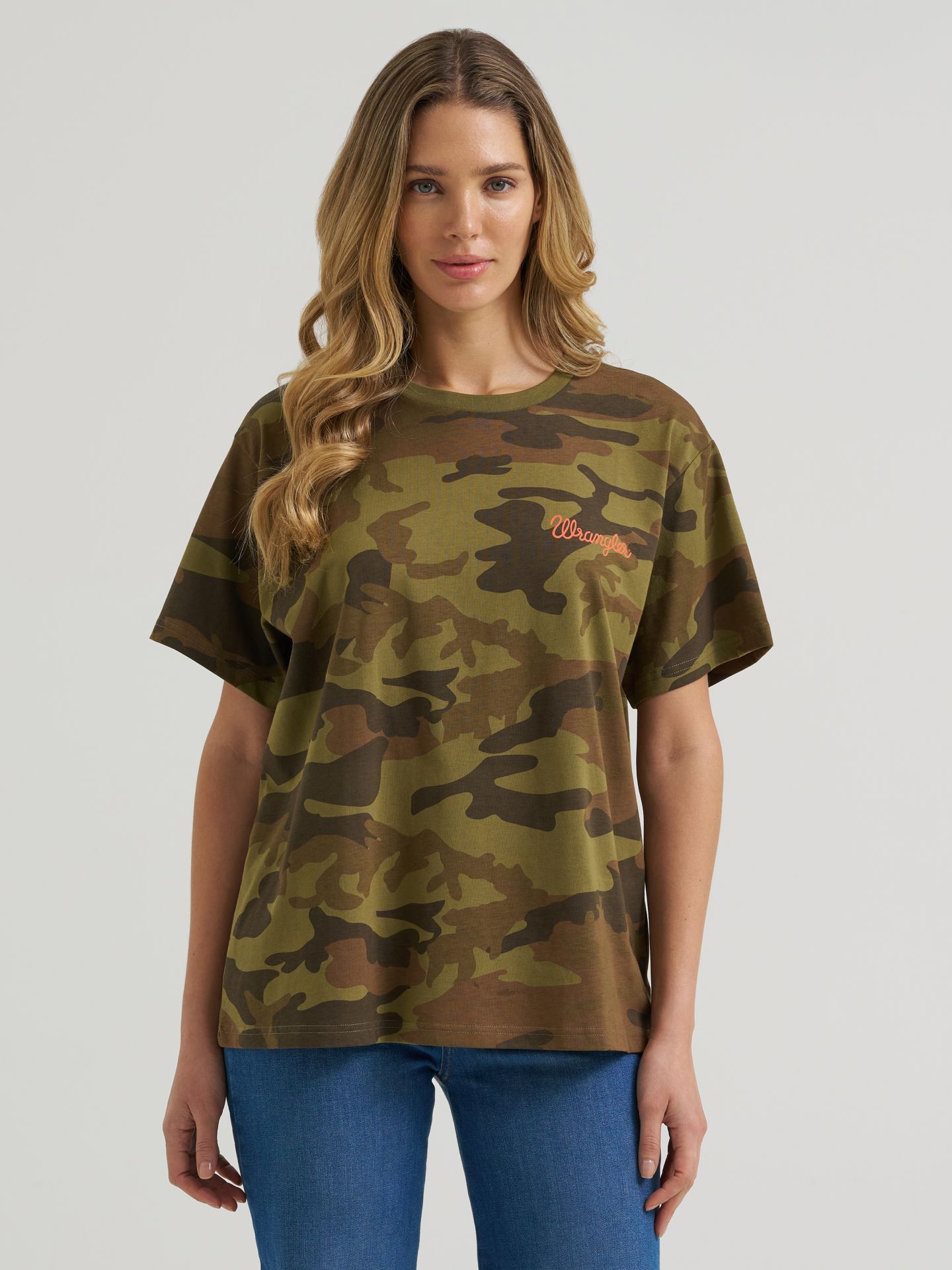 Женская футболка Wrangler Cowboy Camo Girlfriend Graphic, цвет: Камуфляжный с принтом — фото 1