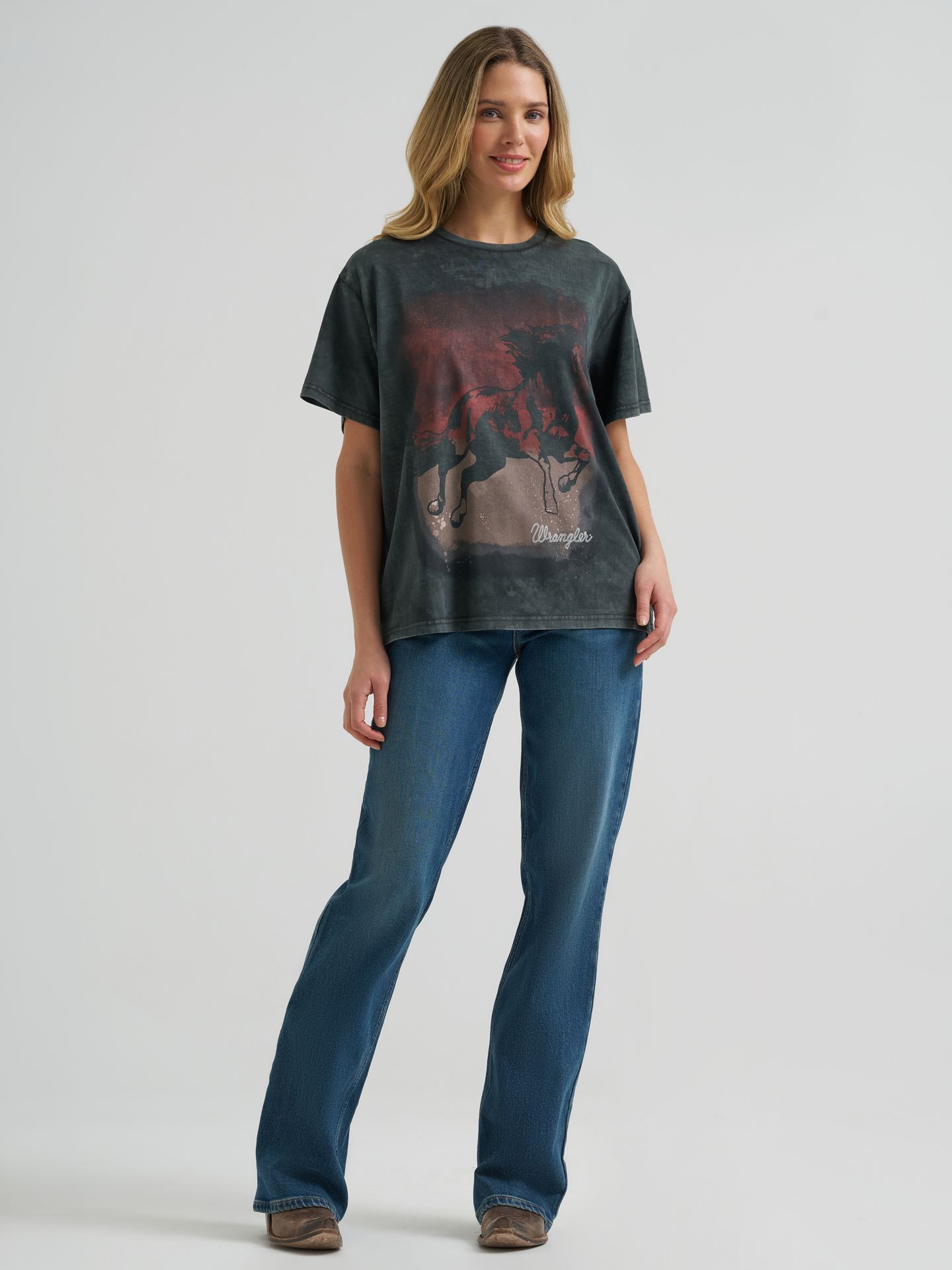 Женская футболка Wrangler Shadow Gallop Girlfriend Graphic, цвет: Теневой варёный — фото 2
