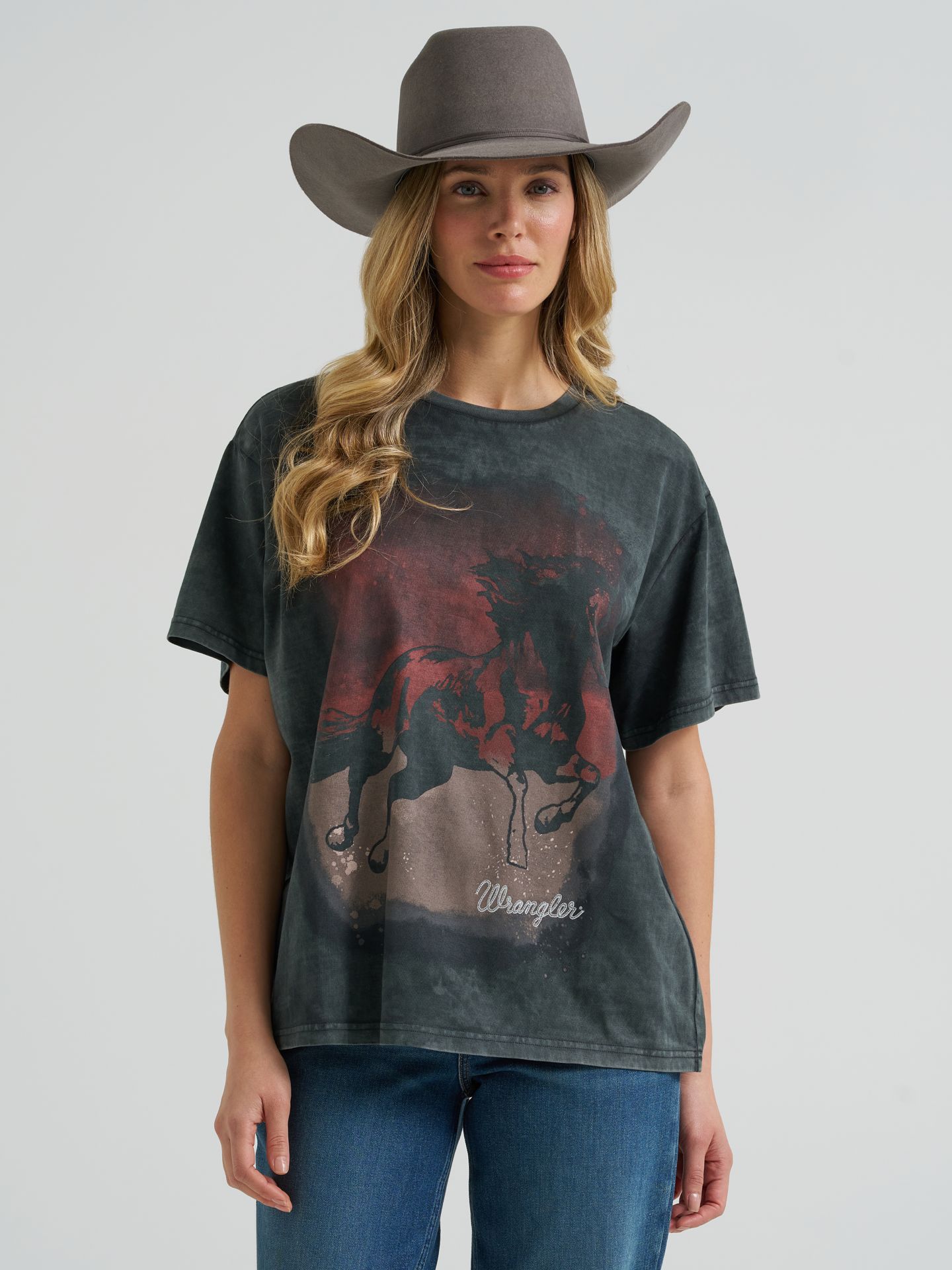 Женская футболка Wrangler Shadow Gallop Girlfriend Graphic, цвет: Теневой варёный — фото 1