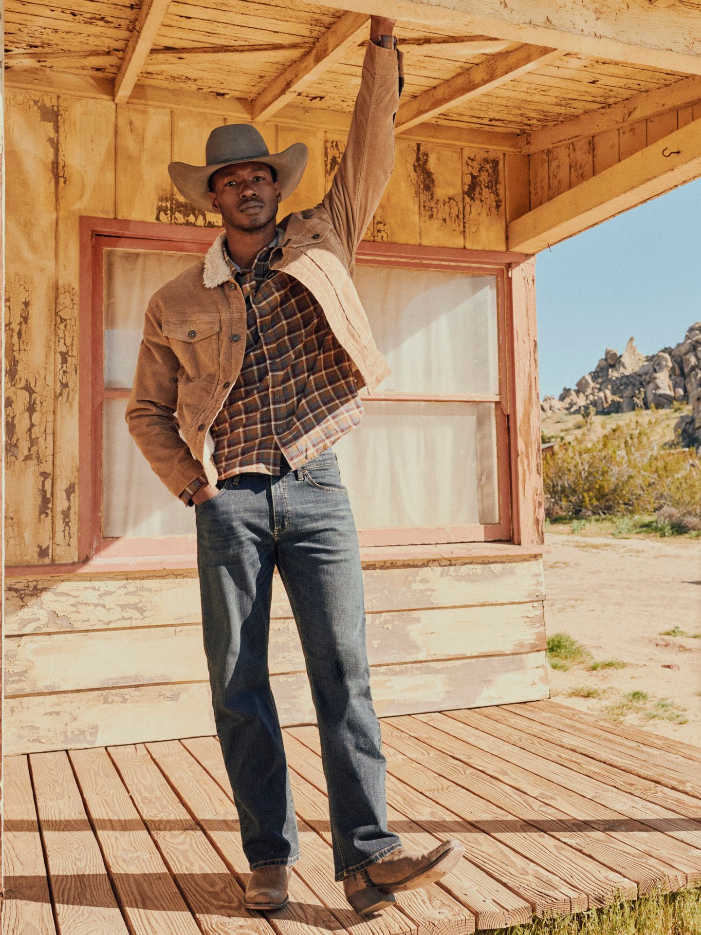 Мужские джинсы Wrangler Relaxed Bootcut Jean, цвет: Тёмно-синий — фото 1