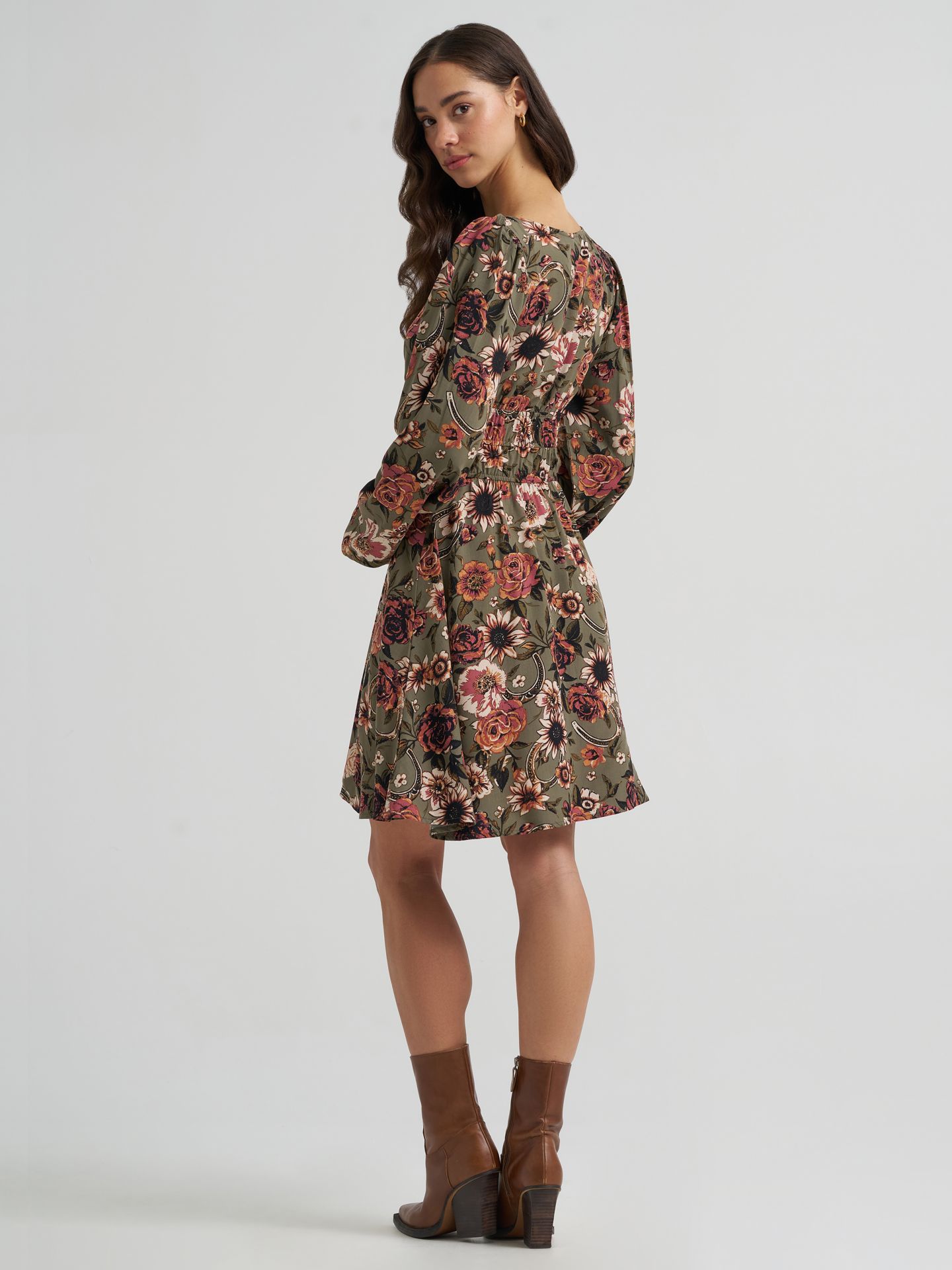 Женское платье Wrangler Floral Smocked, цвет: Зелёный — фото 2