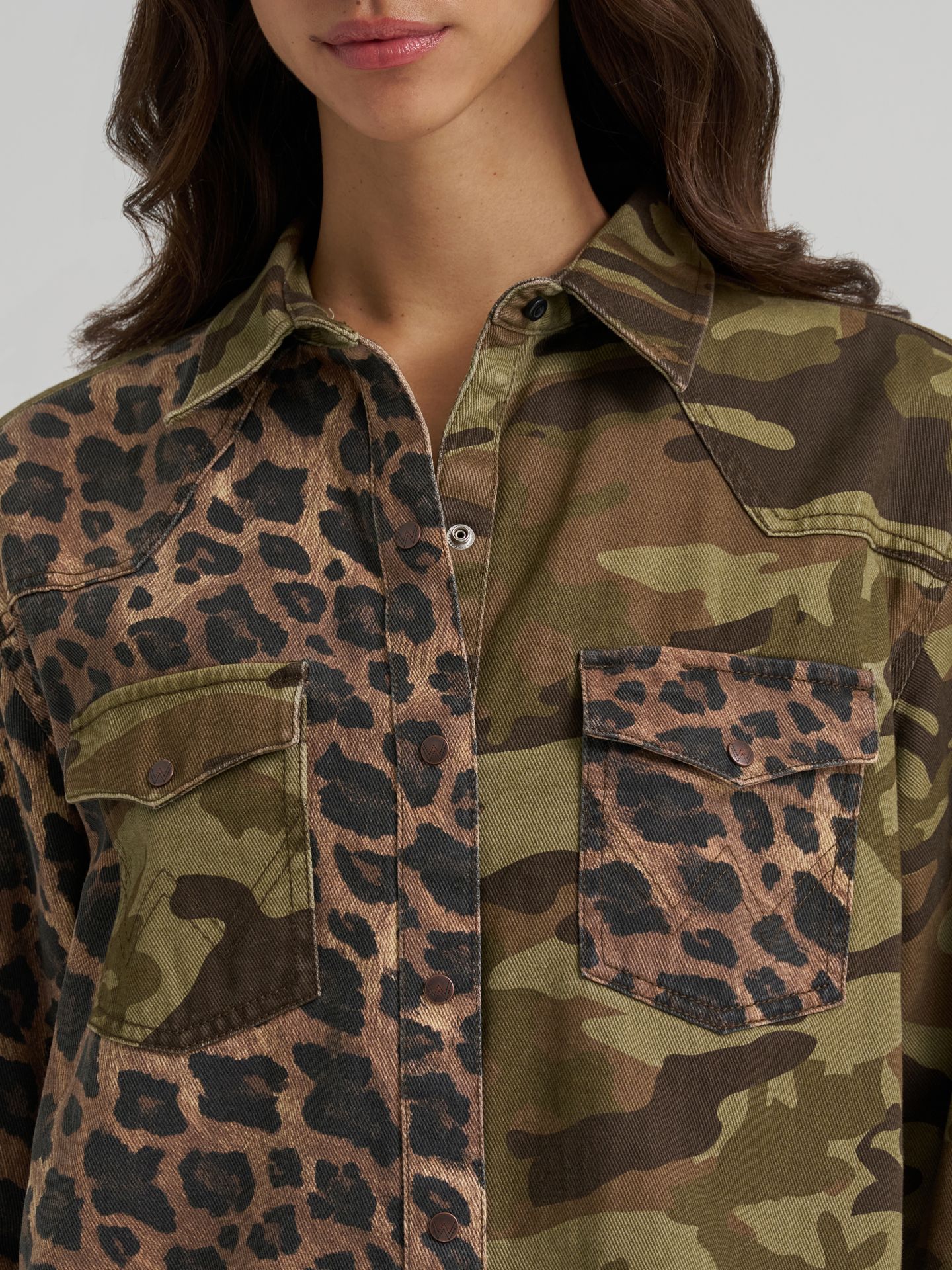 Женская рубашка Wrangler Mixed Print Boyfriend Western Snap, цвет: Камуфляжный леопардовый — фото 4