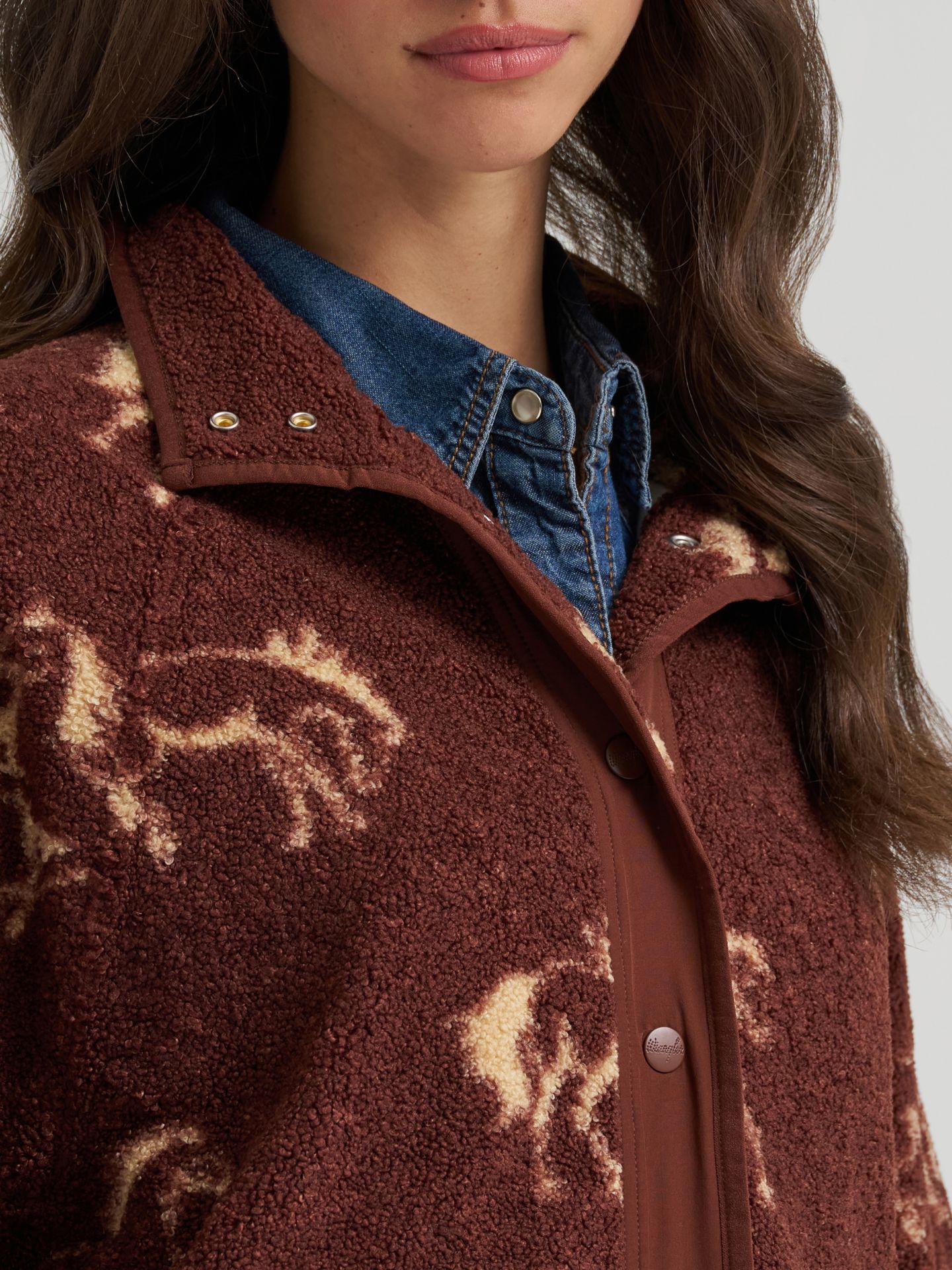 Женская куртка Wrangler Hay Away Big Sky Sherpa Snap, цвет: Dark Horse — фото 5