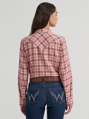 Women's Wrangler Retro&reg; Essential Flannel Snap Shirt in Gentle Rose alternative view 2