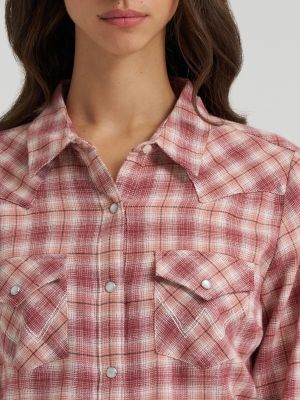 Women's Wrangler Retro&reg; Essential Flannel Snap Shirt in Gentle Rose alternative view 3