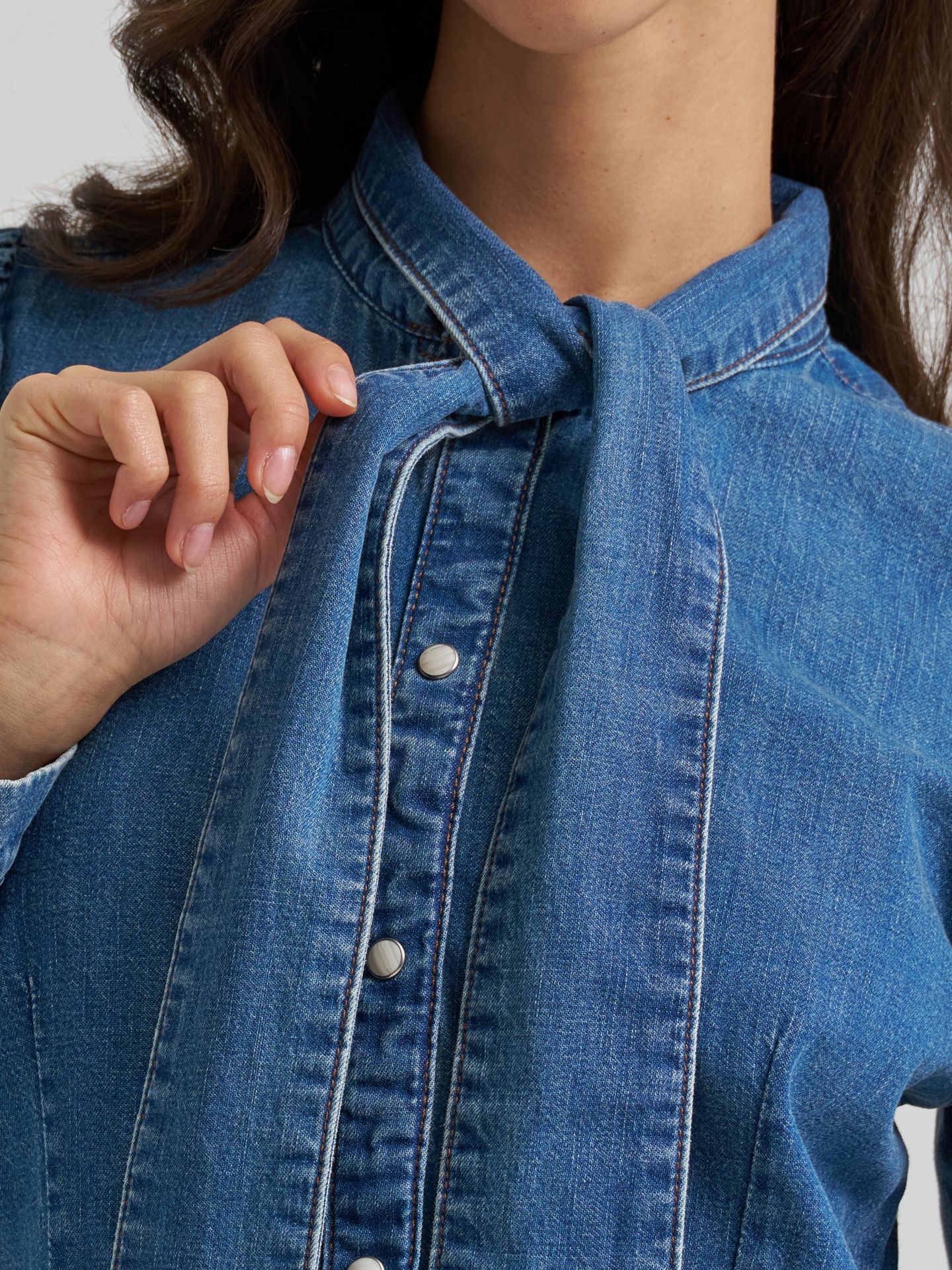 Женское платье Wrangler Denim Tie Neck Snap, цвет: Джинсовый — фото 4