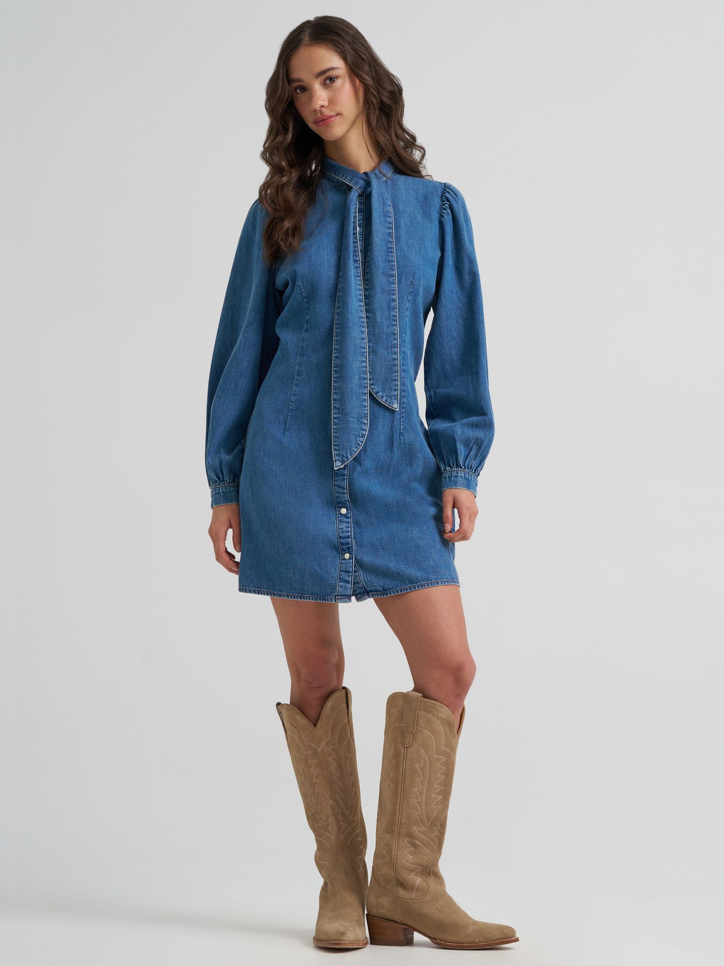 Женское платье Wrangler Denim Tie Neck Snap, цвет: Джинсовый — фото 1