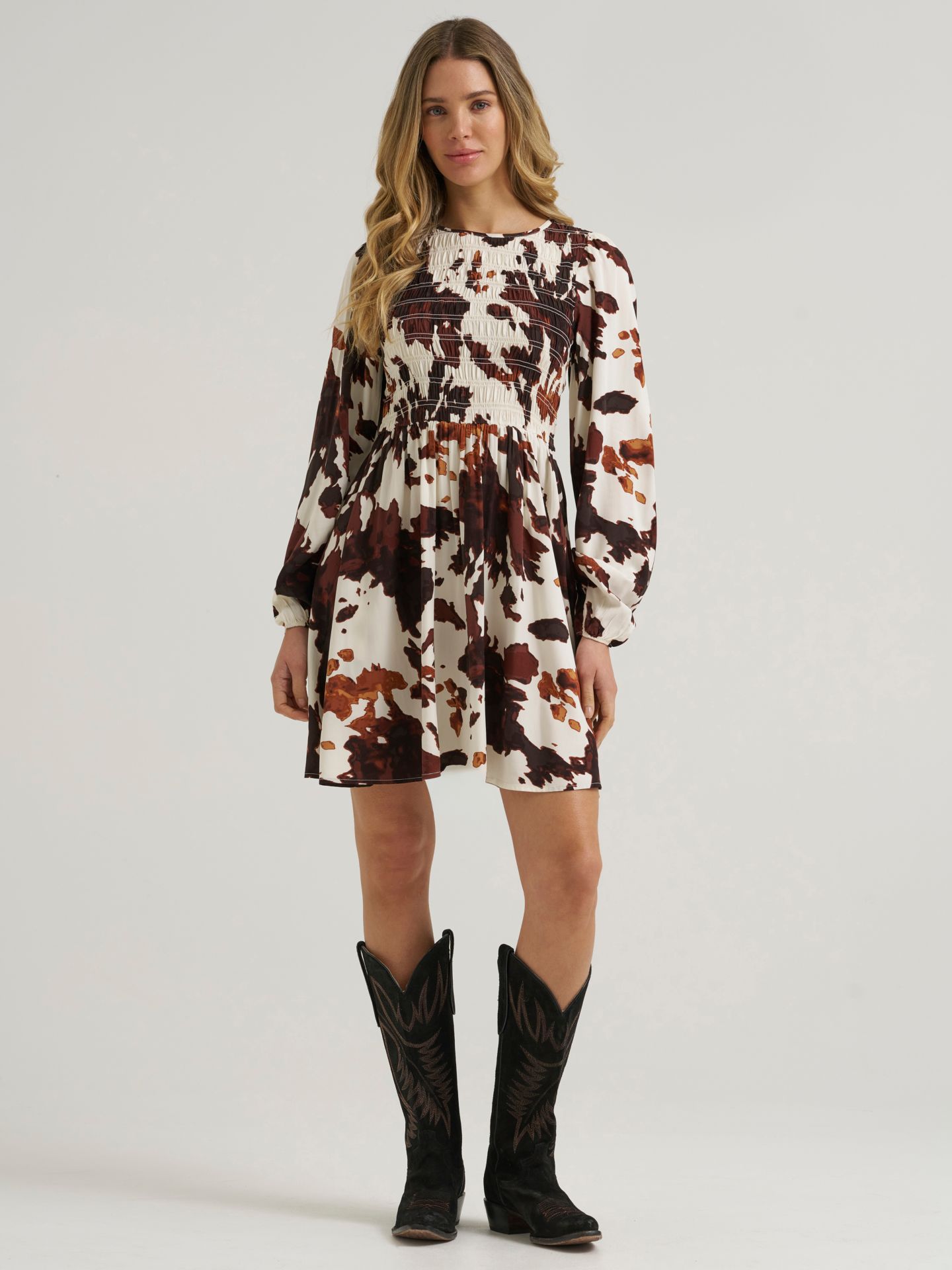 Женское платье Wrangler Smocked Cow Print, цвет: Коричневый — фото 3