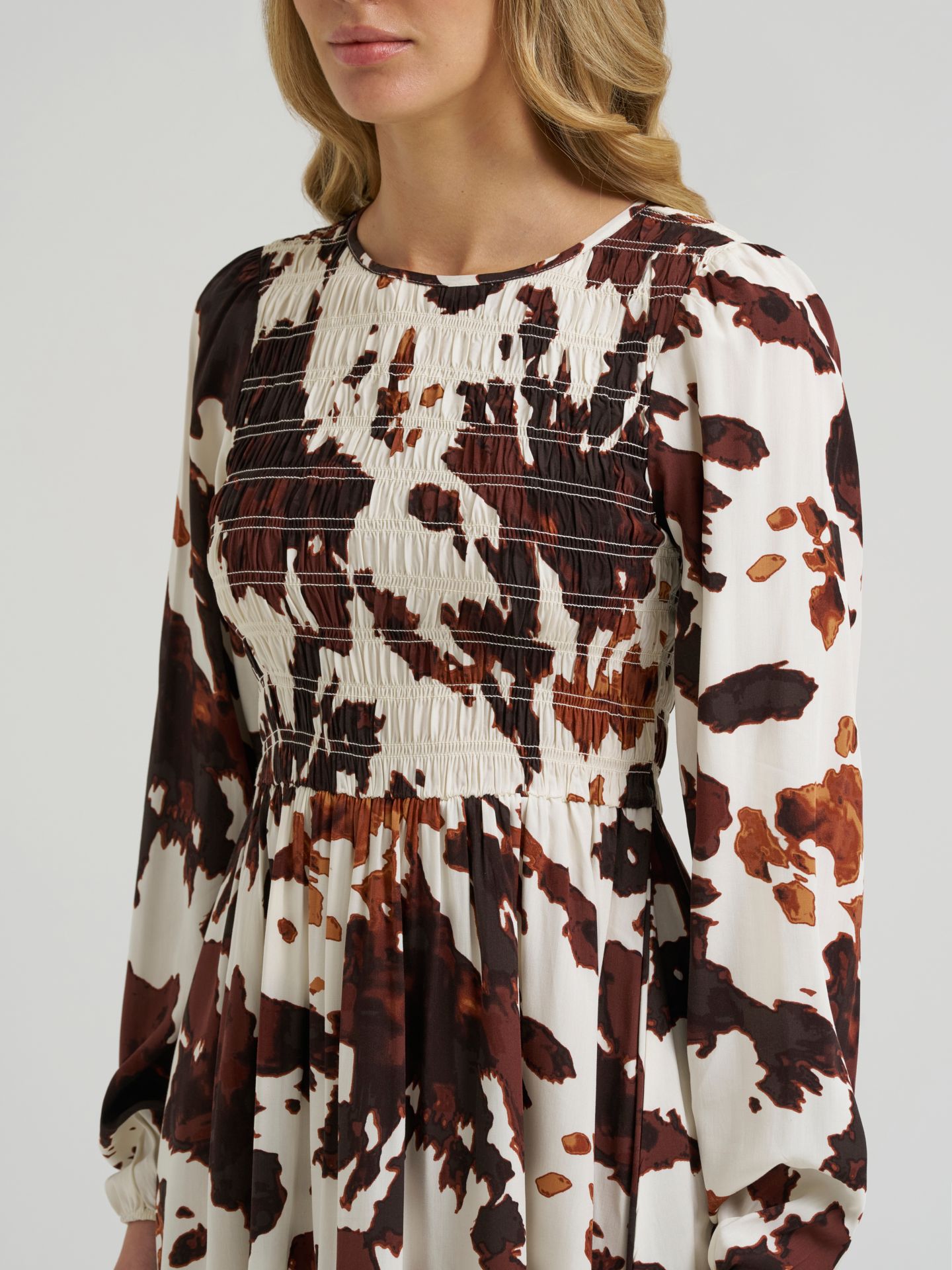 Женское платье Wrangler Smocked Cow Print, цвет: Коричневый — фото 4