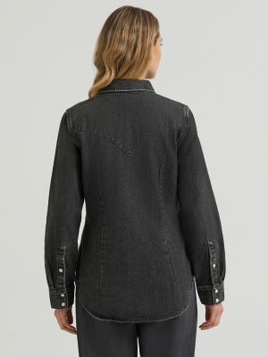 Women's Wrangler Colorwash Iconic Snap Shirt in Black Wash alternative view 3