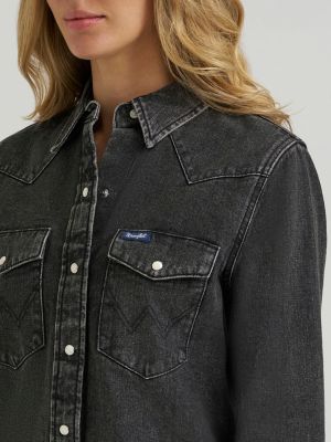 Women's Wrangler Colorwash Iconic Snap Shirt in Black Wash alternative view 4