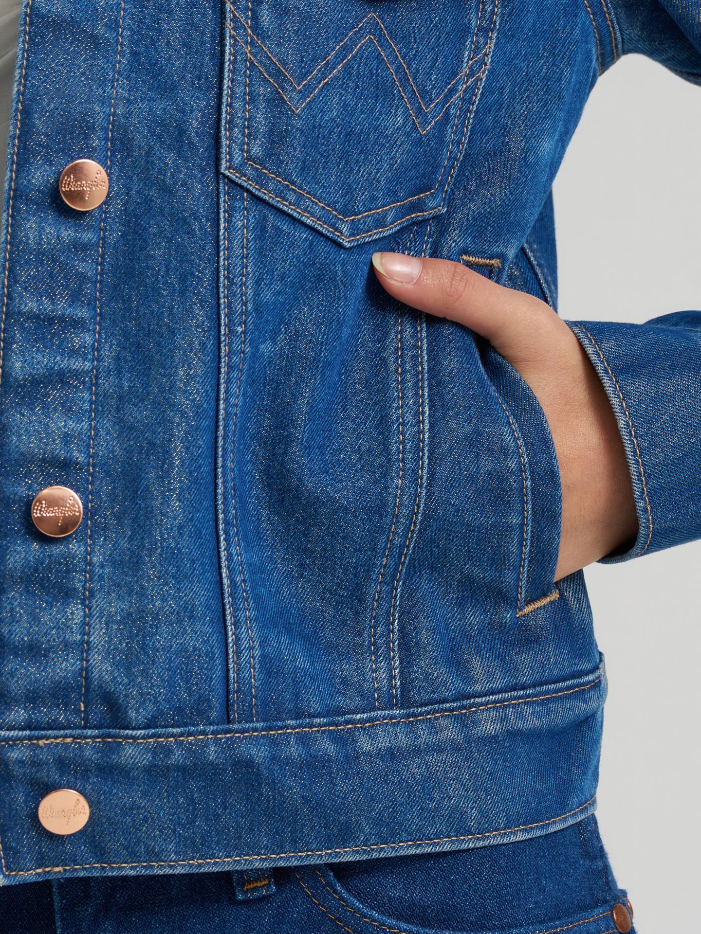 Женская куртка Wrangler Glitter Unlined Denim Trucker, цвет: Джинсовый — фото 6