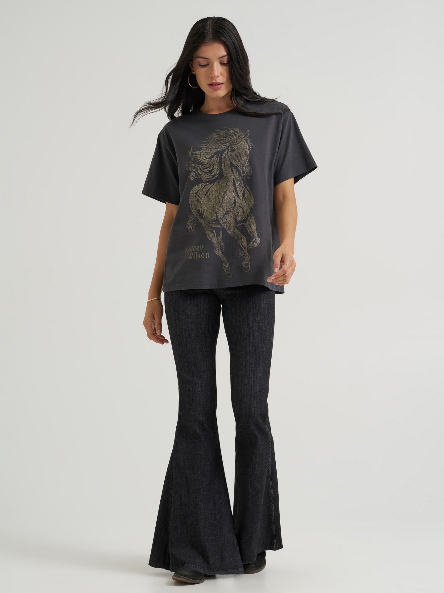 Женская футболка Wrangler Lainey Wilson X Wrangler Golden Tex Graphic, цвет: Ночной — фото 4