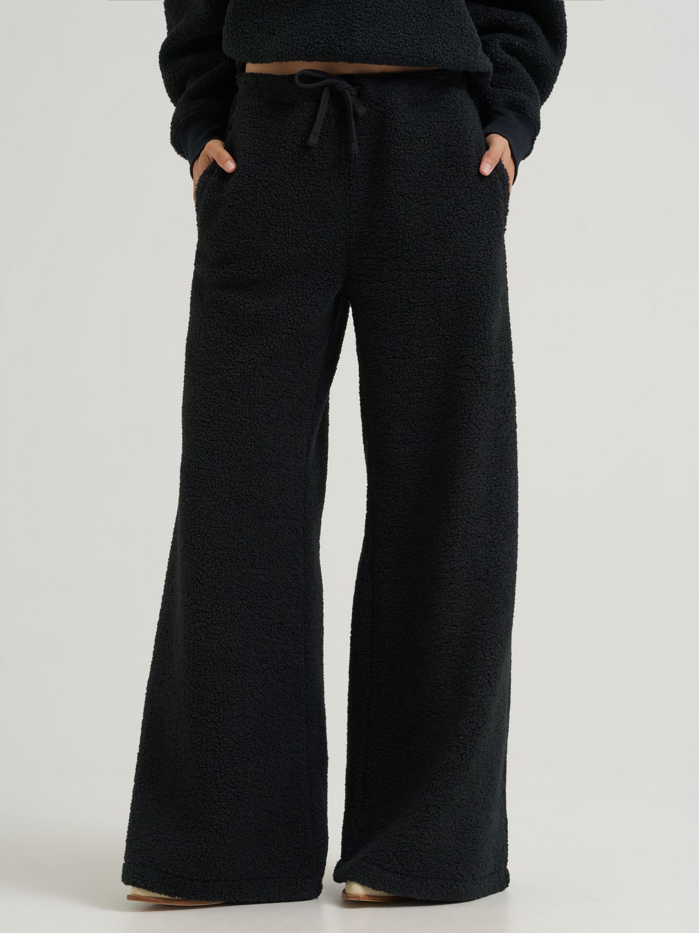 Женские брюки Wrangler Lainey Wilson X Wrangler Preshow Sherpa Sweatpant, цвет: Тёмно-синий — фото 5