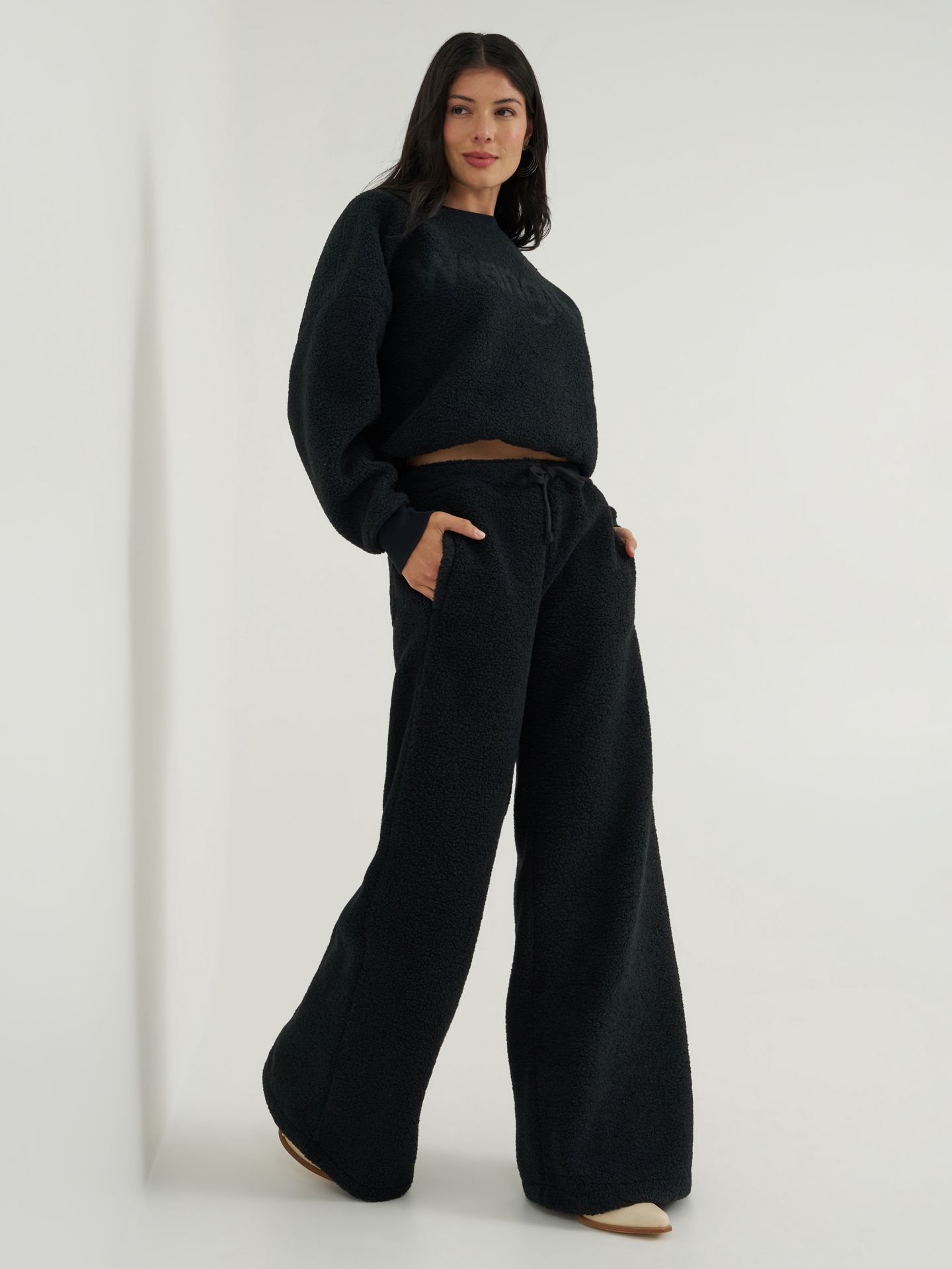Женские брюки Wrangler Lainey Wilson X Wrangler Preshow Sherpa Sweatpant, цвет: Тёмно-синий — фото 7