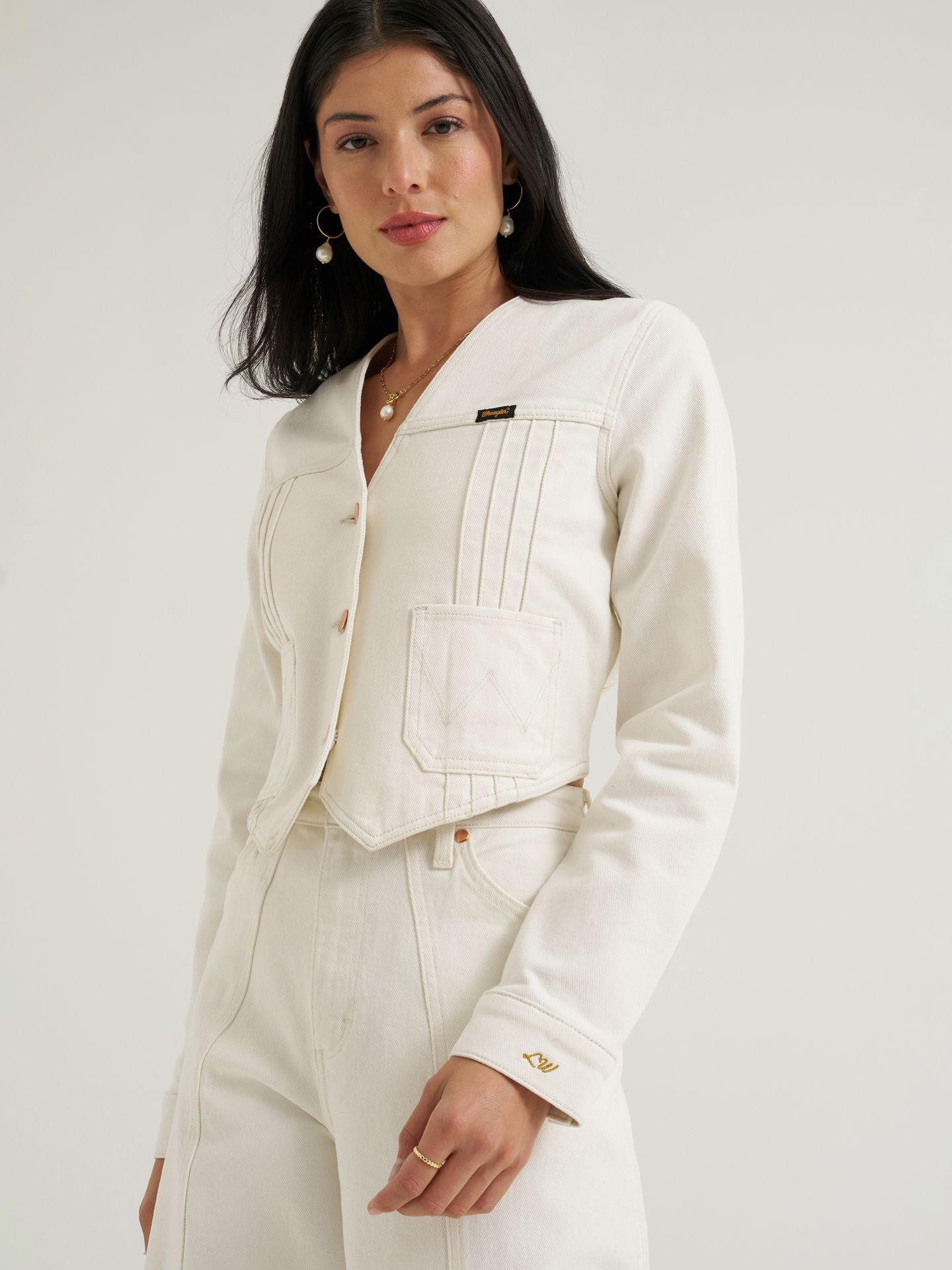 Женский топ Wrangler Lainey Wilson X Wrangler Pleated Tour Denim, цвет: Жемчужный белый — фото 4